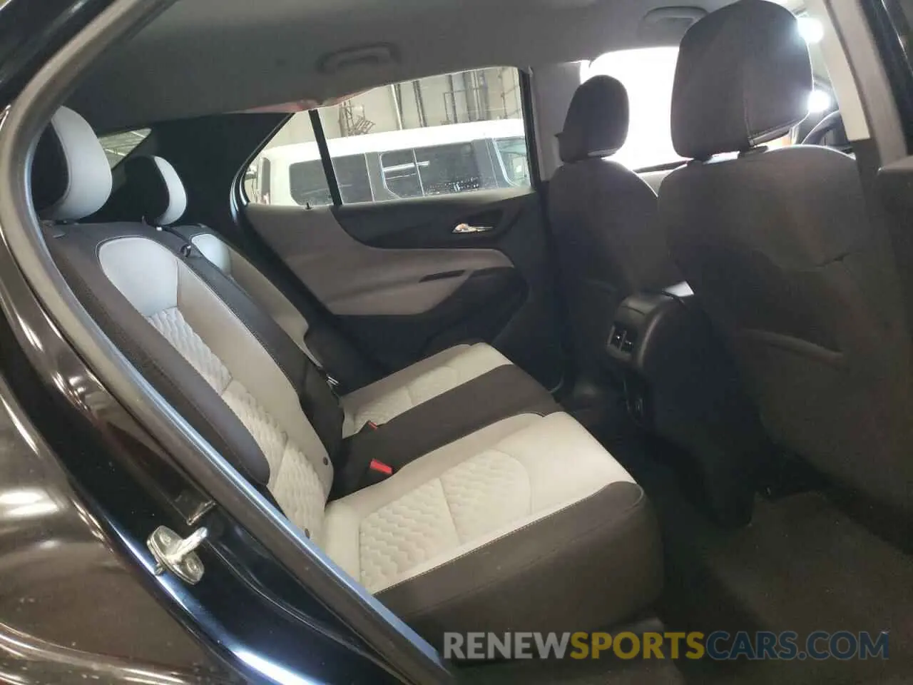 11 Photograph of a damaged car 2GNAXSEV8L6184705 CHEVROLET EQUINOX 2020