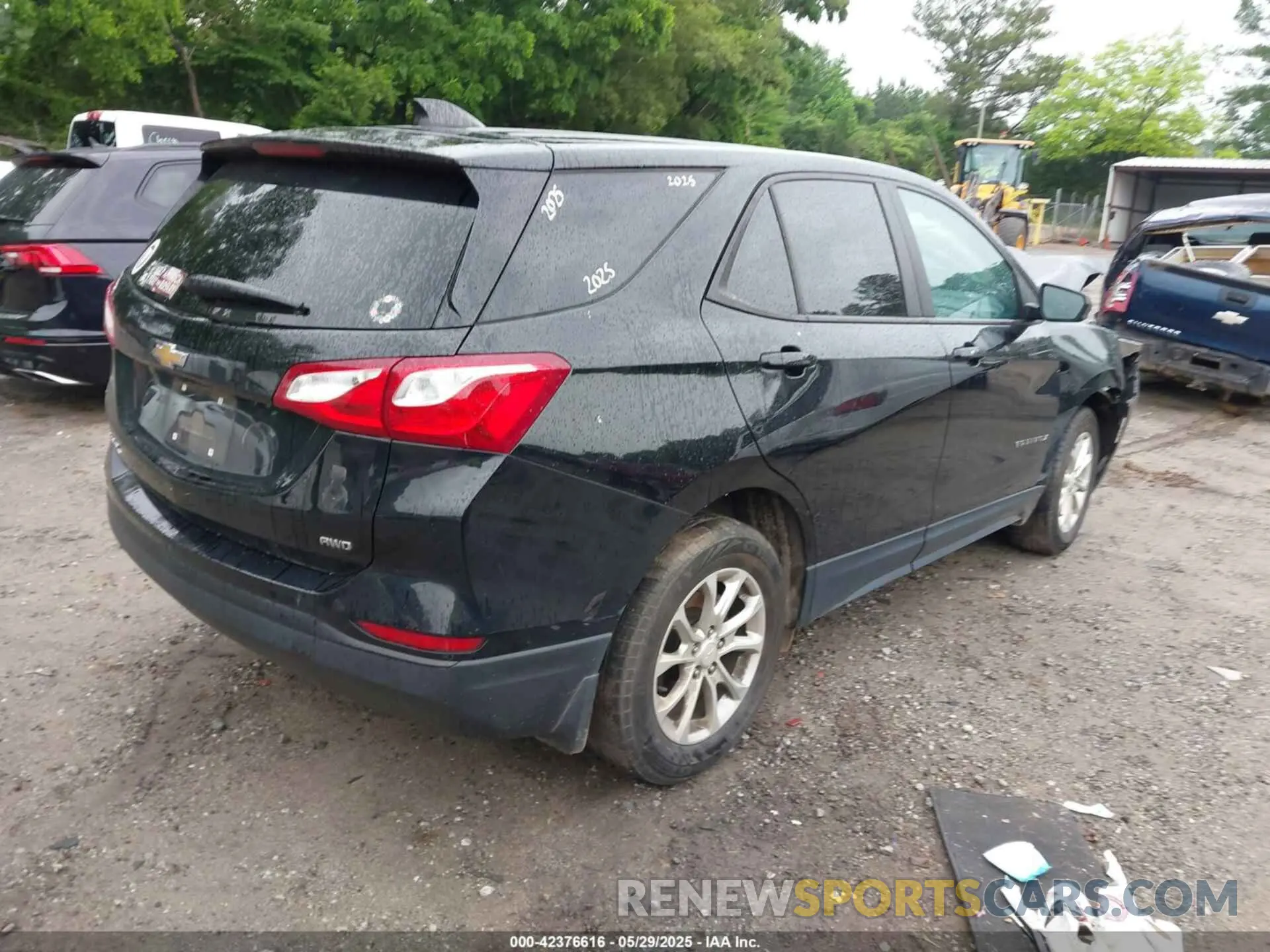 4 Photograph of a damaged car 2GNAXSEV8L6225124 CHEVROLET EQUINOX 2020