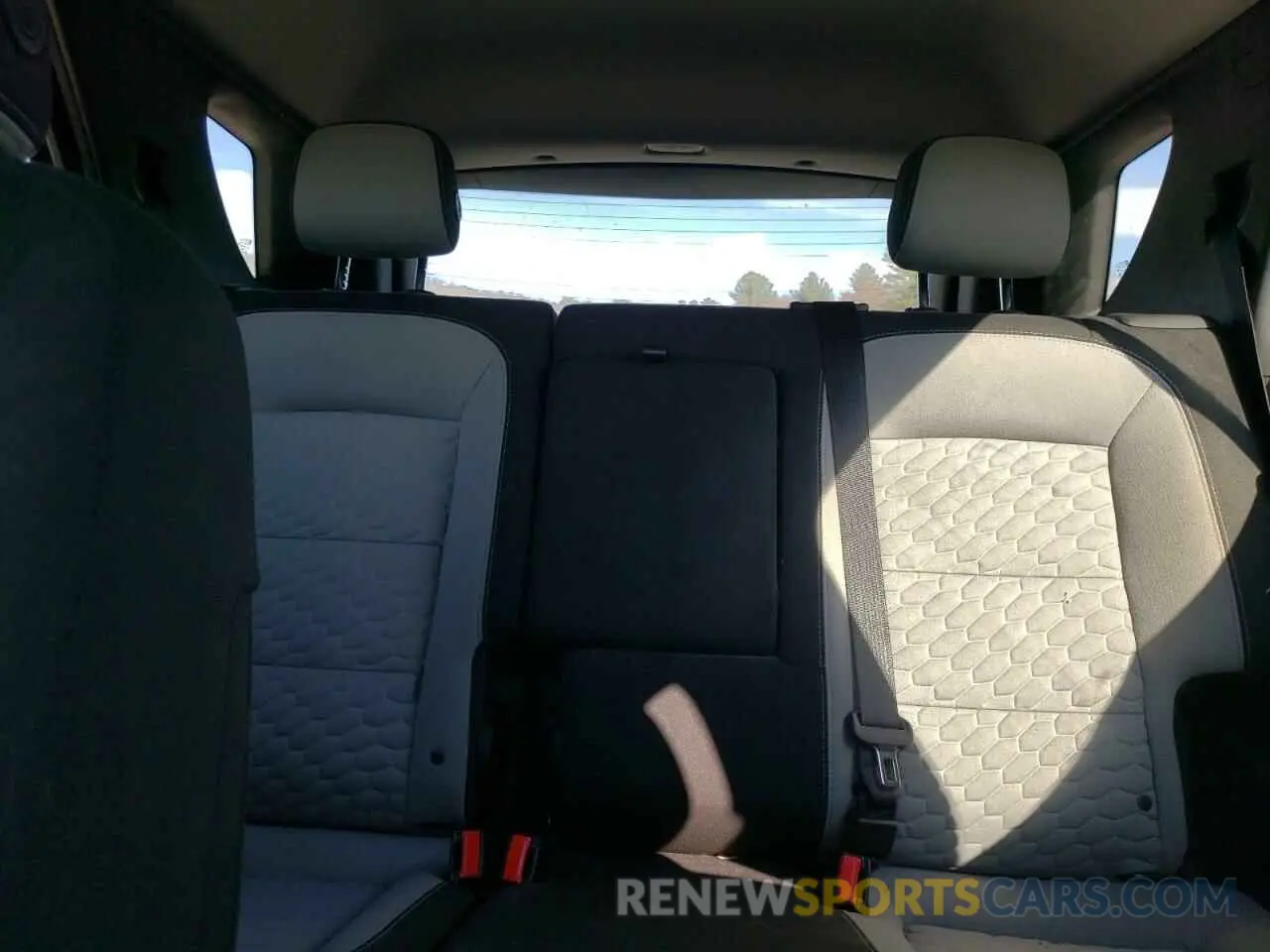 10 Photograph of a damaged car 2GNAXSEVXL6275376 CHEVROLET EQUINOX 2020
