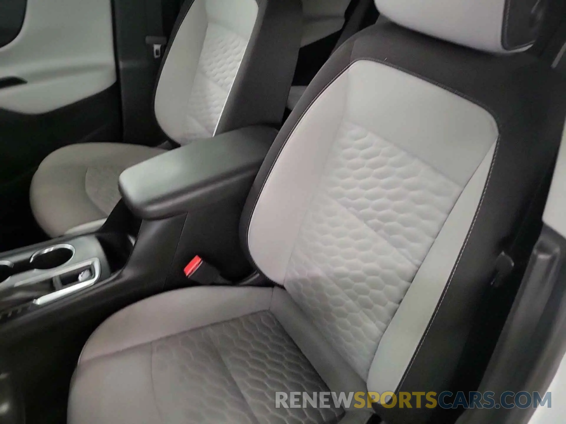 31 Photograph of a damaged car 2GNAXTEV0L6238620 CHEVROLET EQUINOX 2020