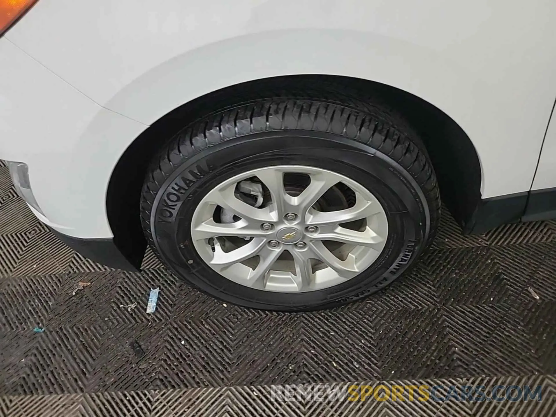 27 Photograph of a damaged car 2GNAXTEV1L6156735 CHEVROLET EQUINOX 2020