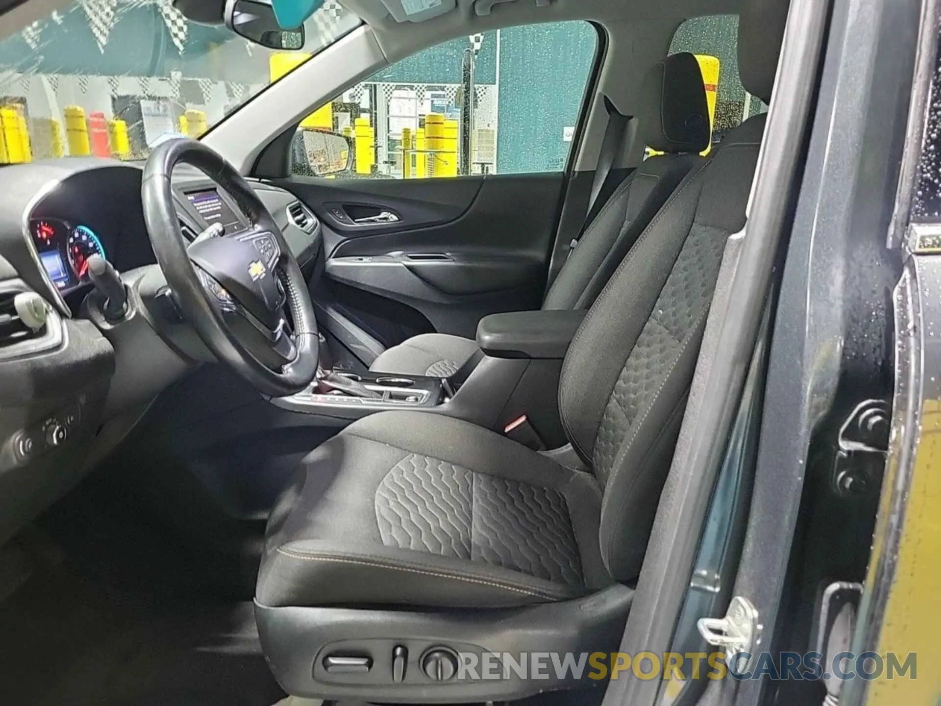 29 Photograph of a damaged car 2GNAXTEV2L6262790 CHEVROLET EQUINOX 2020