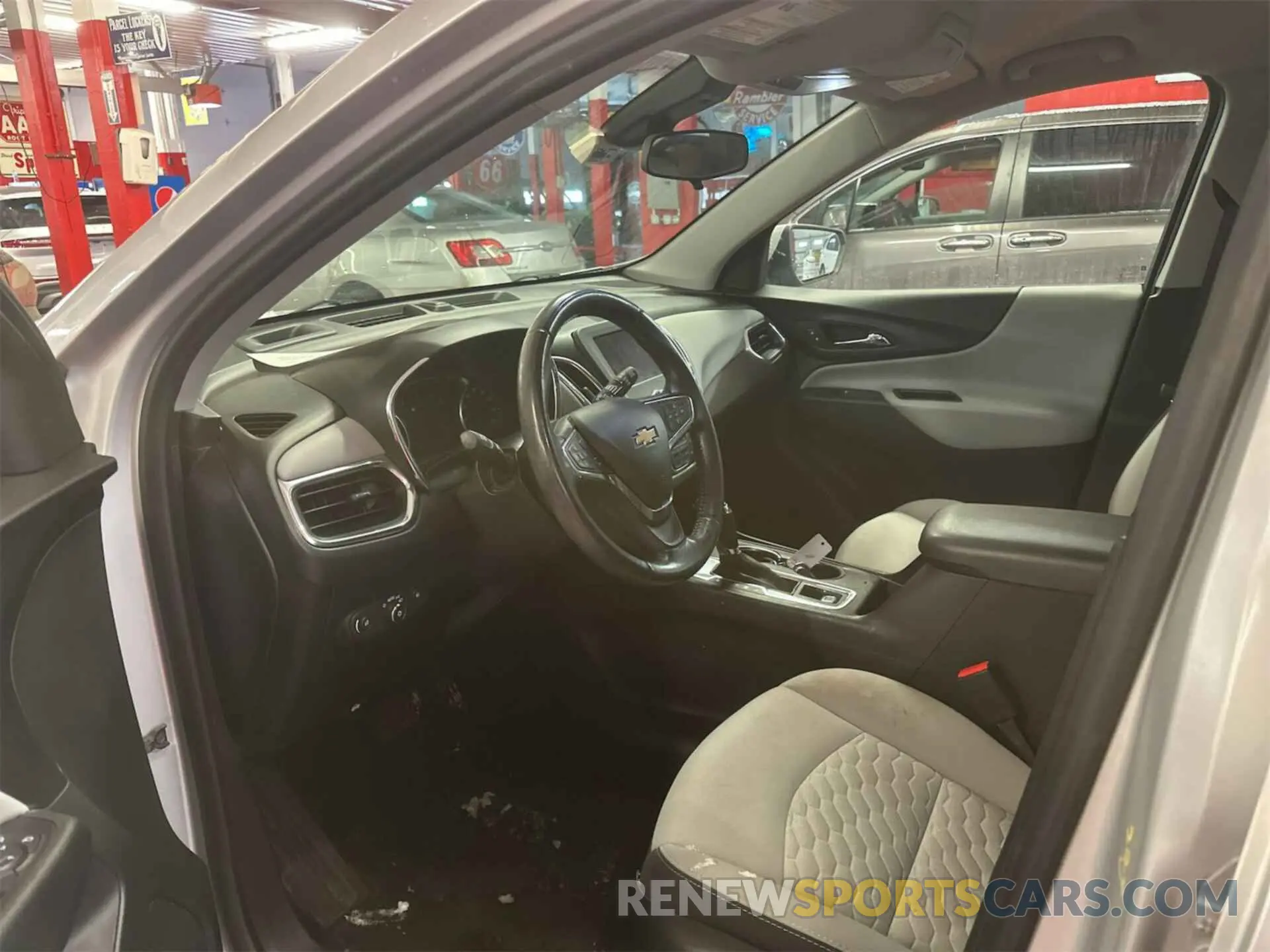 11 Photograph of a damaged car 2GNAXTEV3L6232035 CHEVROLET EQUINOX 2020