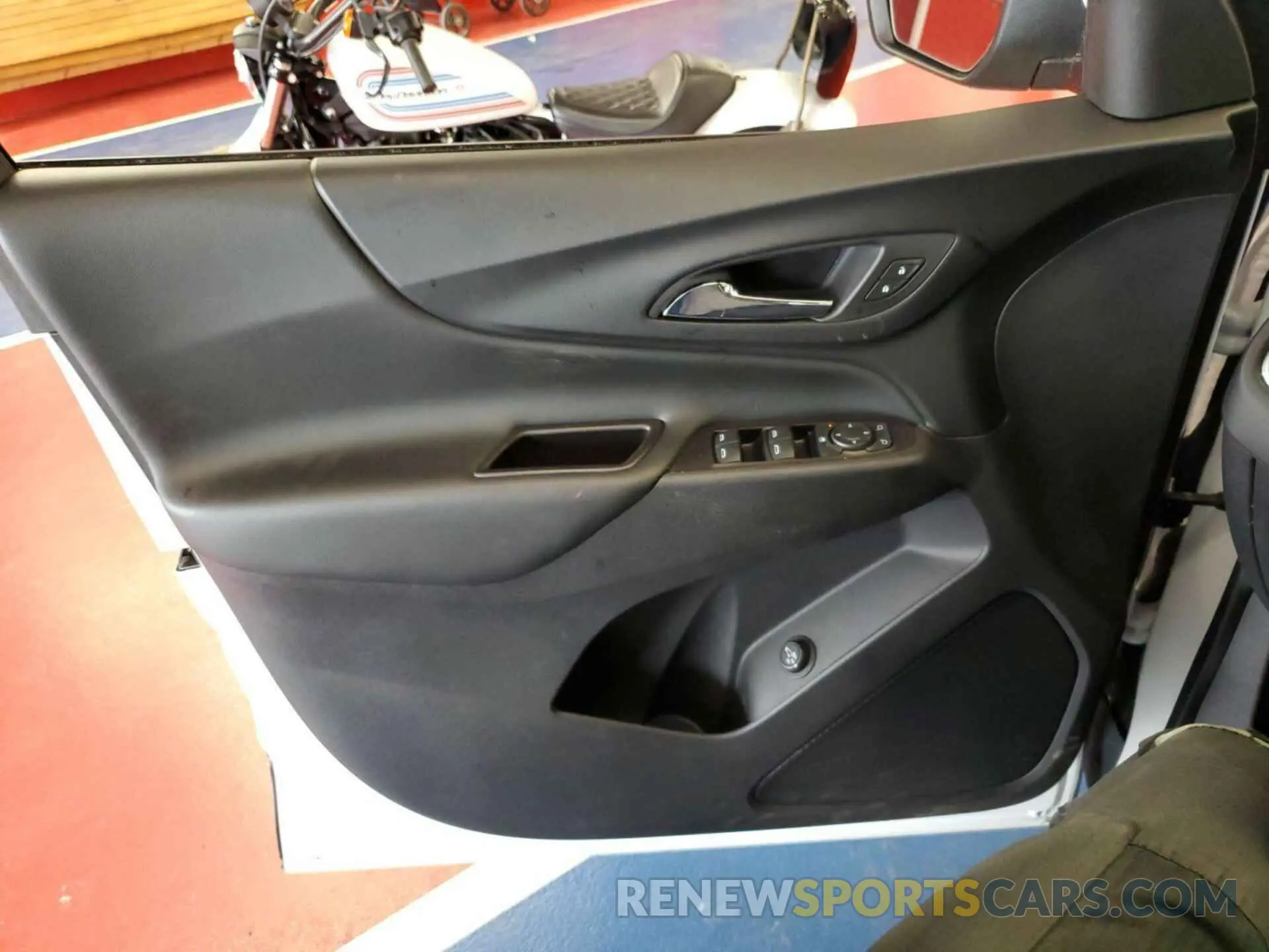 18 Photograph of a damaged car 2GNAXTEV3L6241818 CHEVROLET EQUINOX 2020