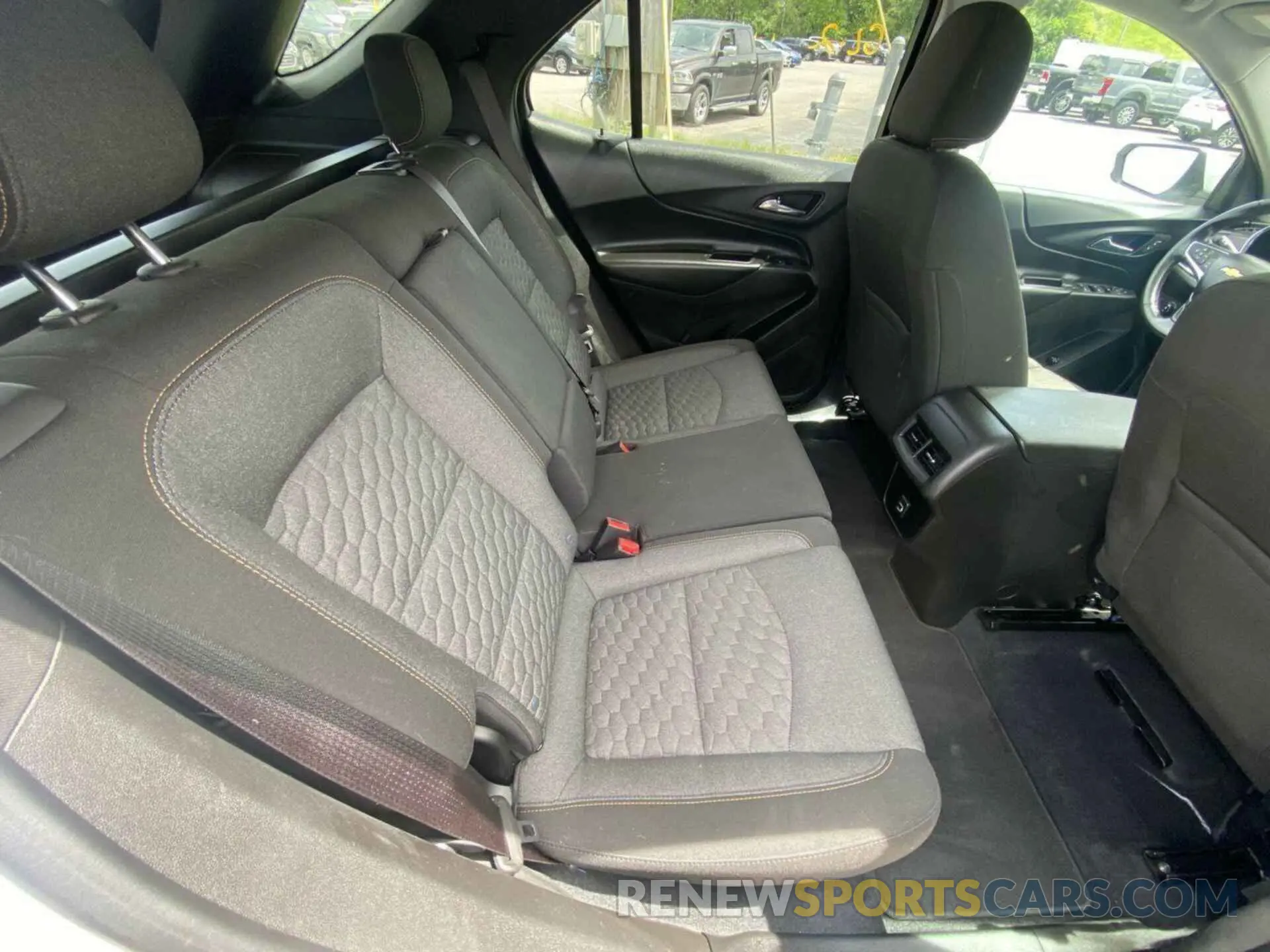 24 Photograph of a damaged car 2GNAXTEV3L6241818 CHEVROLET EQUINOX 2020