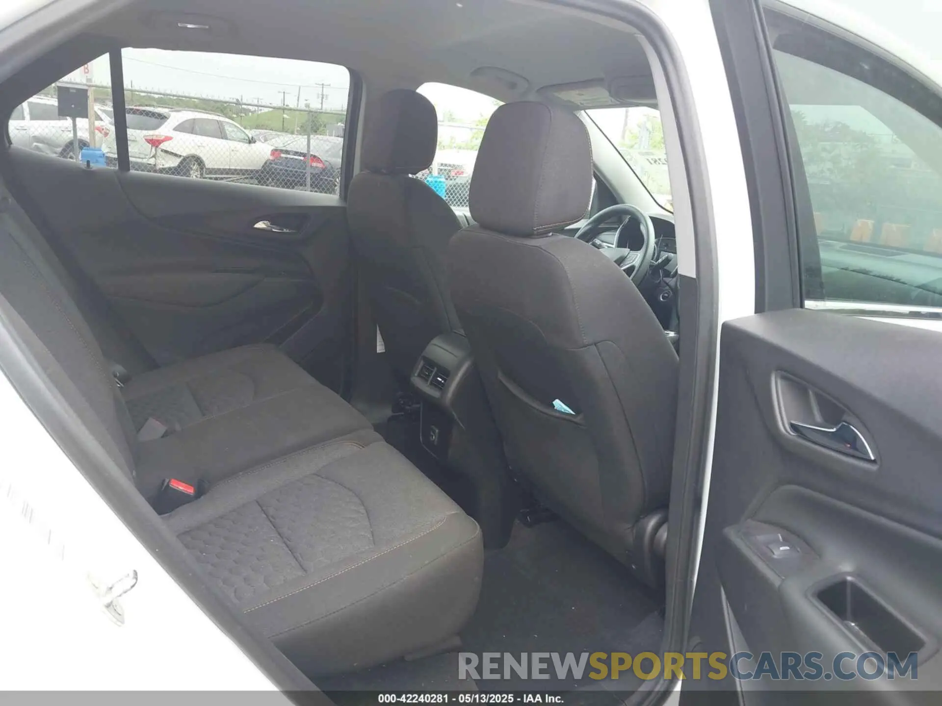 8 Photograph of a damaged car 2GNAXTEV3L6257324 CHEVROLET EQUINOX 2020