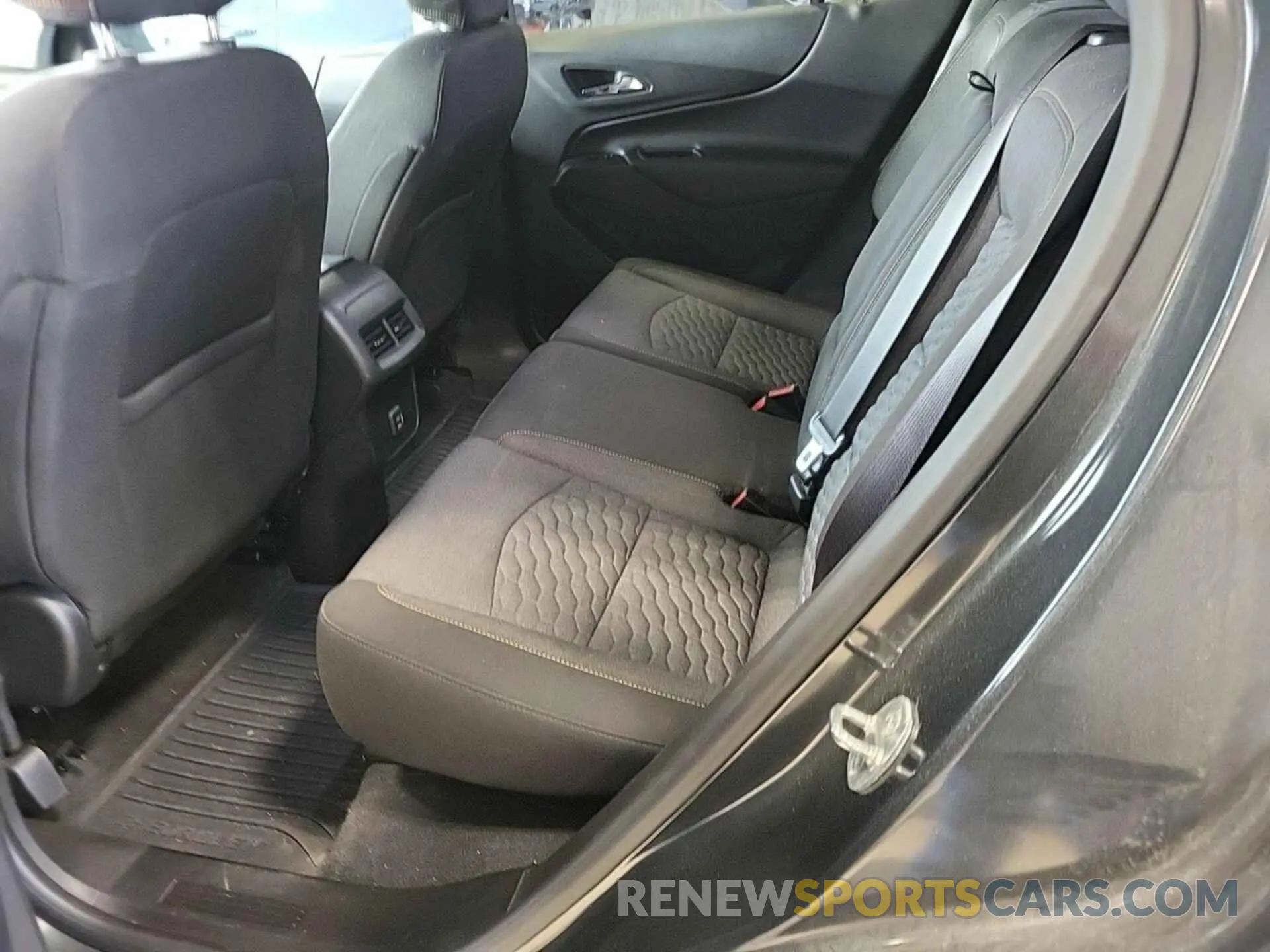 4 Photograph of a damaged car 2GNAXTEV4L6153604 CHEVROLET EQUINOX 2020