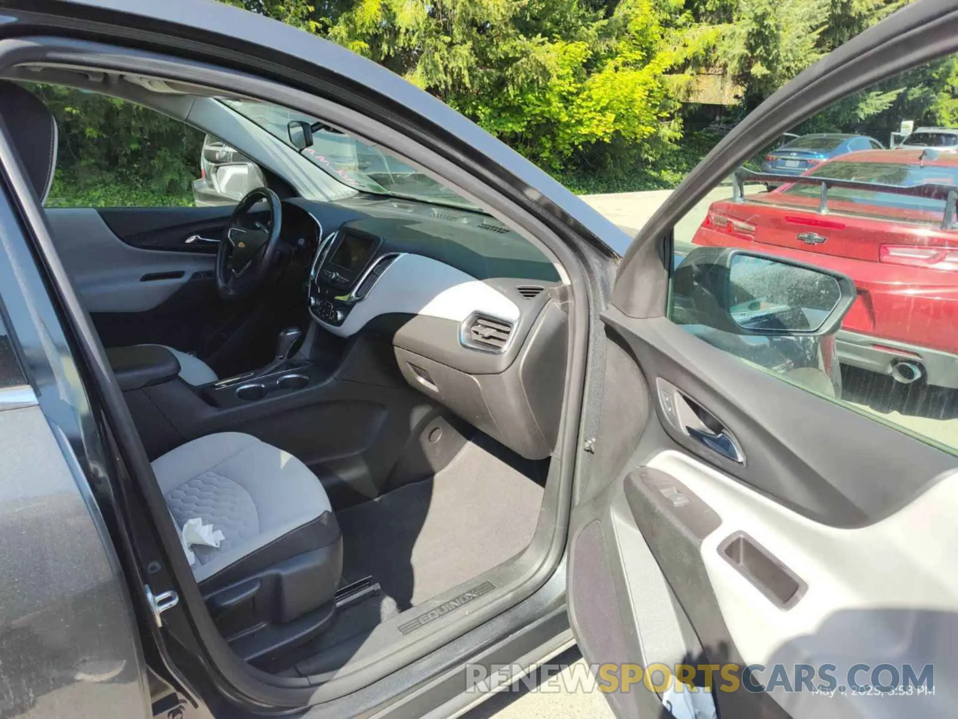 18 Photograph of a damaged car 2GNAXTEV4L6233100 CHEVROLET EQUINOX 2020
