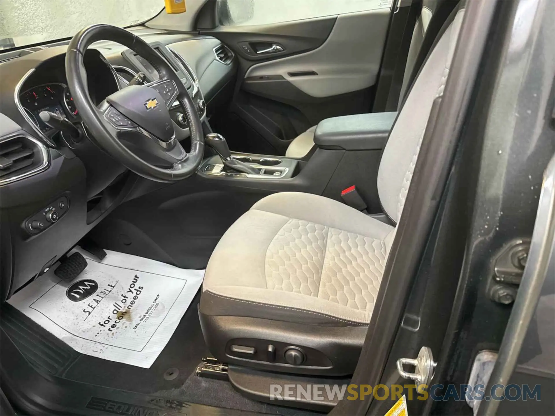 19 Photograph of a damaged car 2GNAXTEV4L6233100 CHEVROLET EQUINOX 2020