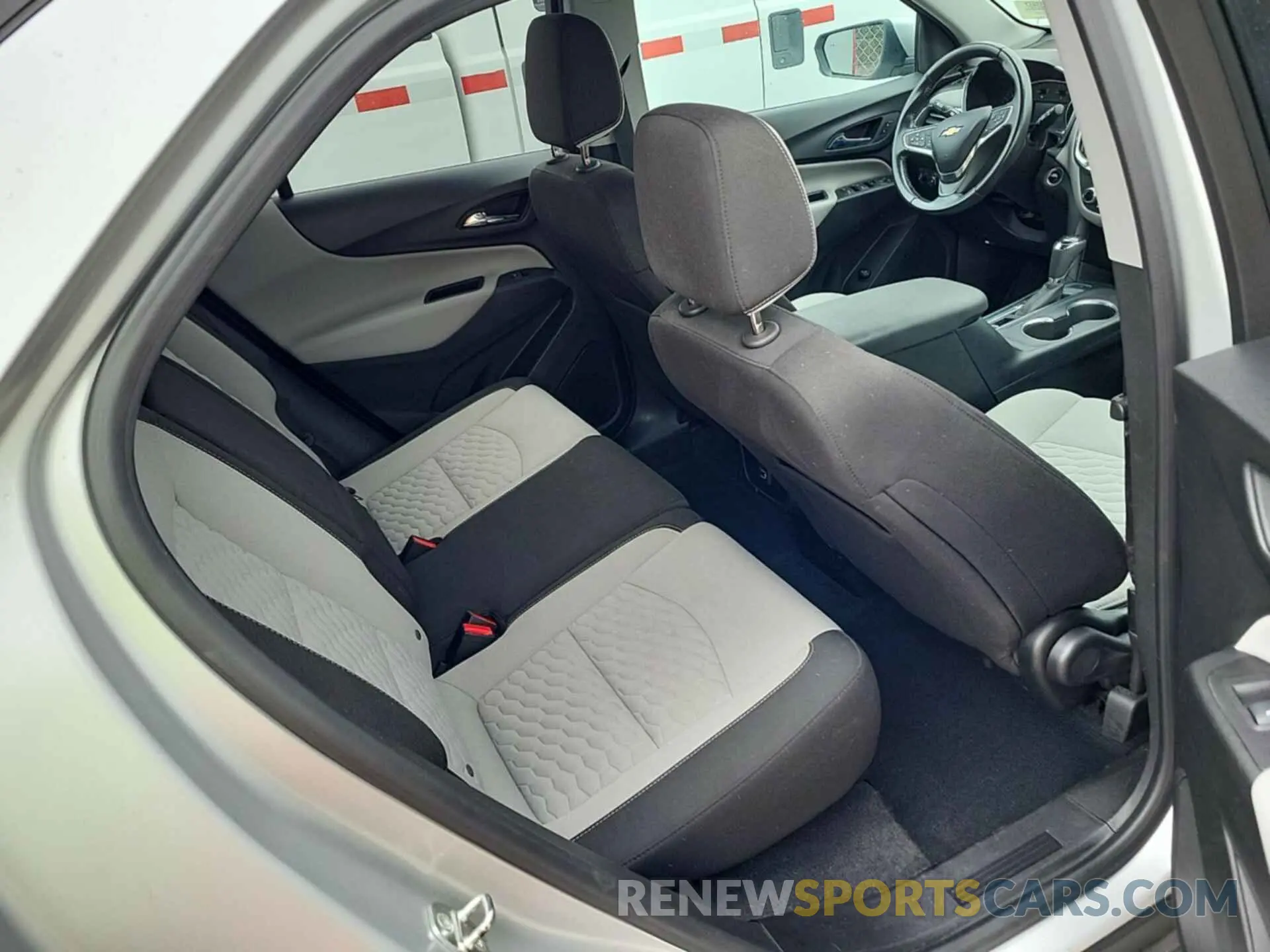 17 Photograph of a damaged car 2GNAXTEV4L6235445 CHEVROLET EQUINOX 2020
