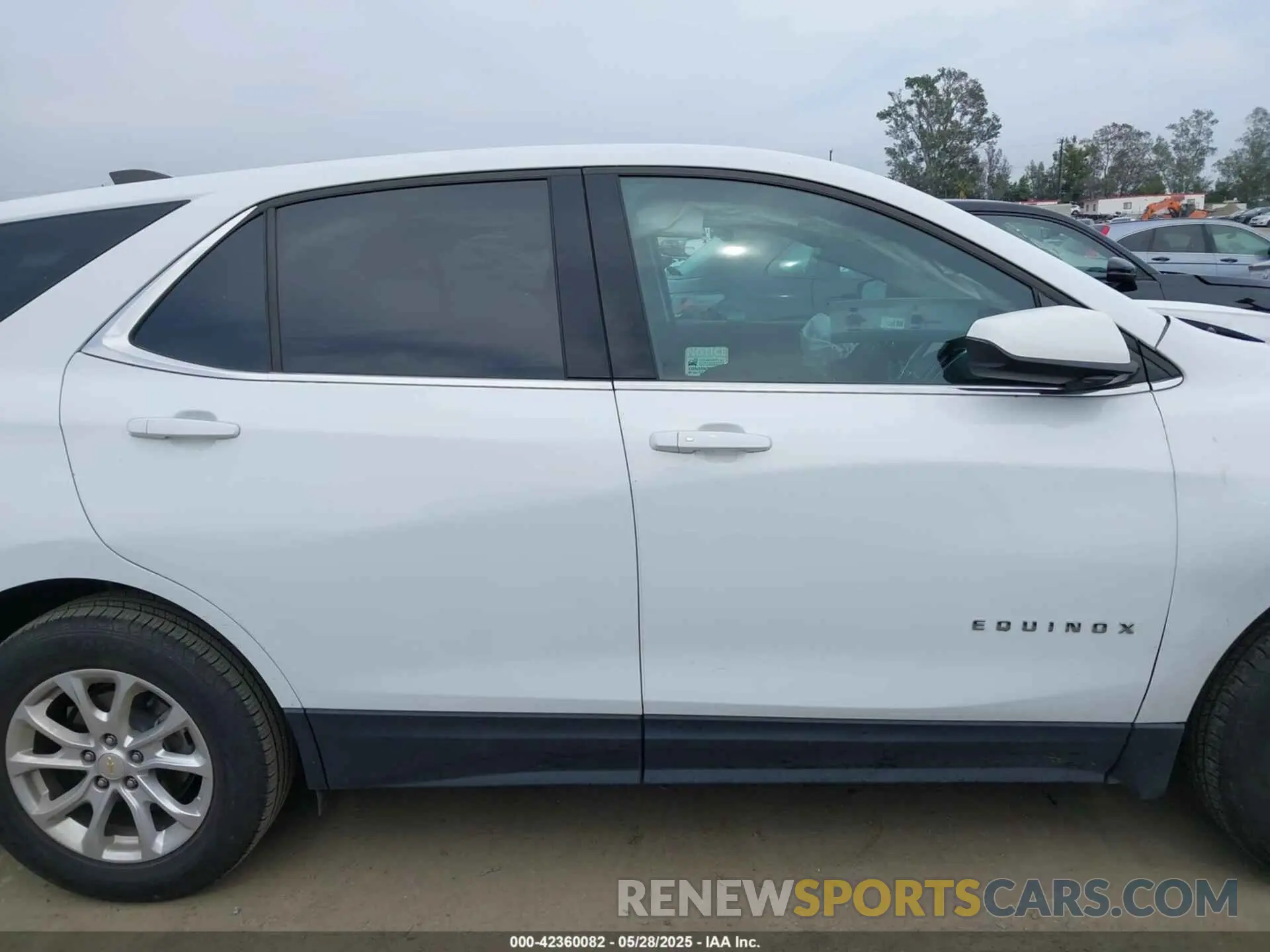 13 Photograph of a damaged car 2GNAXTEV5L6256000 CHEVROLET EQUINOX 2020