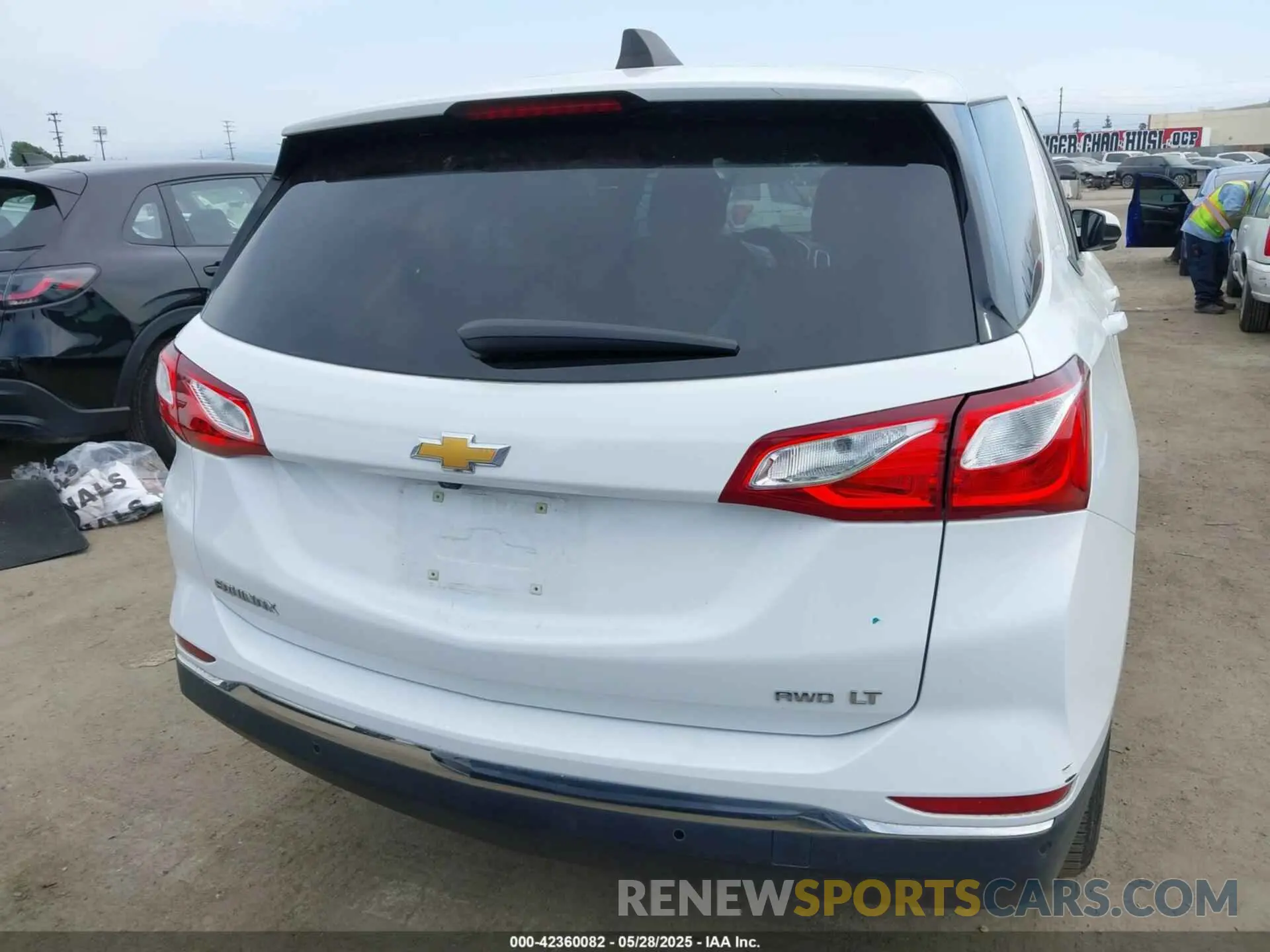 16 Photograph of a damaged car 2GNAXTEV5L6256000 CHEVROLET EQUINOX 2020