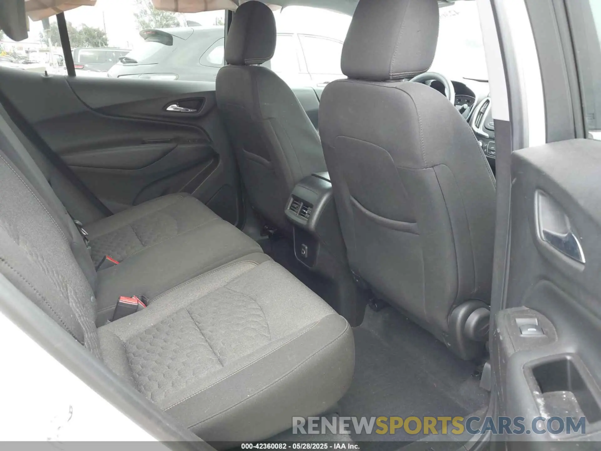 8 Photograph of a damaged car 2GNAXTEV5L6256000 CHEVROLET EQUINOX 2020