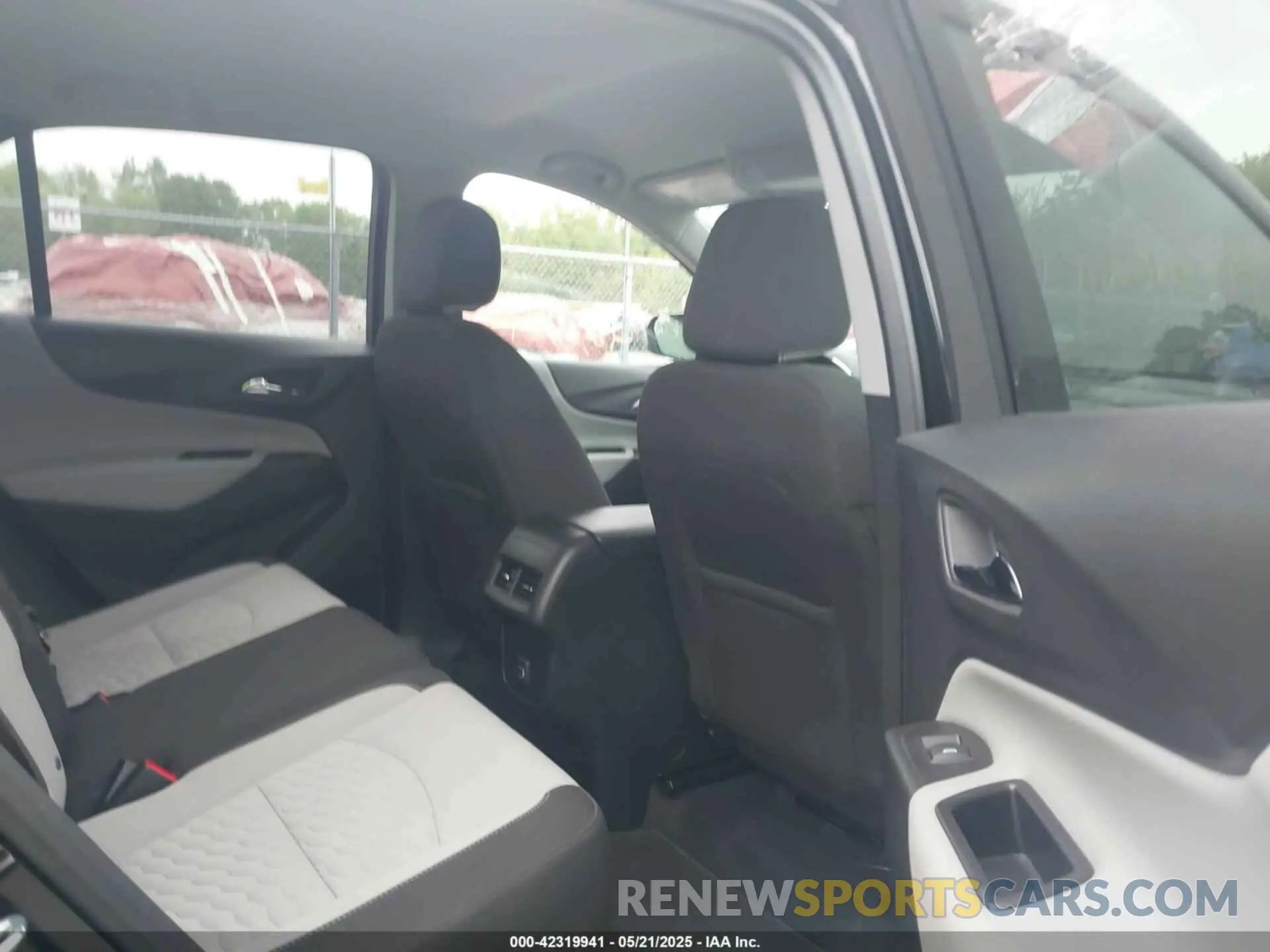 8 Photograph of a damaged car 2GNAXTEV7L6249419 CHEVROLET EQUINOX 2020