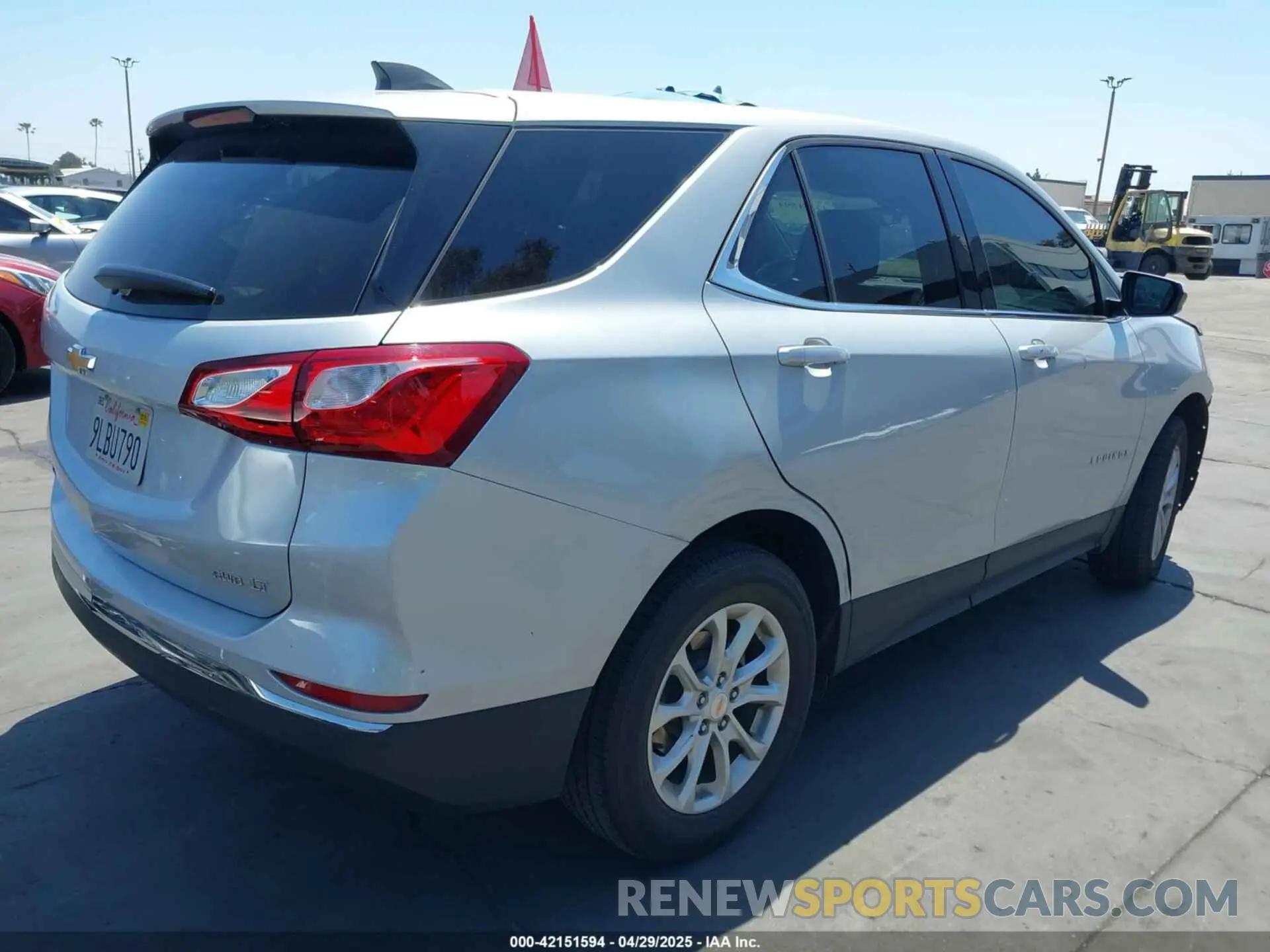 4 Photograph of a damaged car 2GNAXTEV8L6175198 CHEVROLET EQUINOX 2020