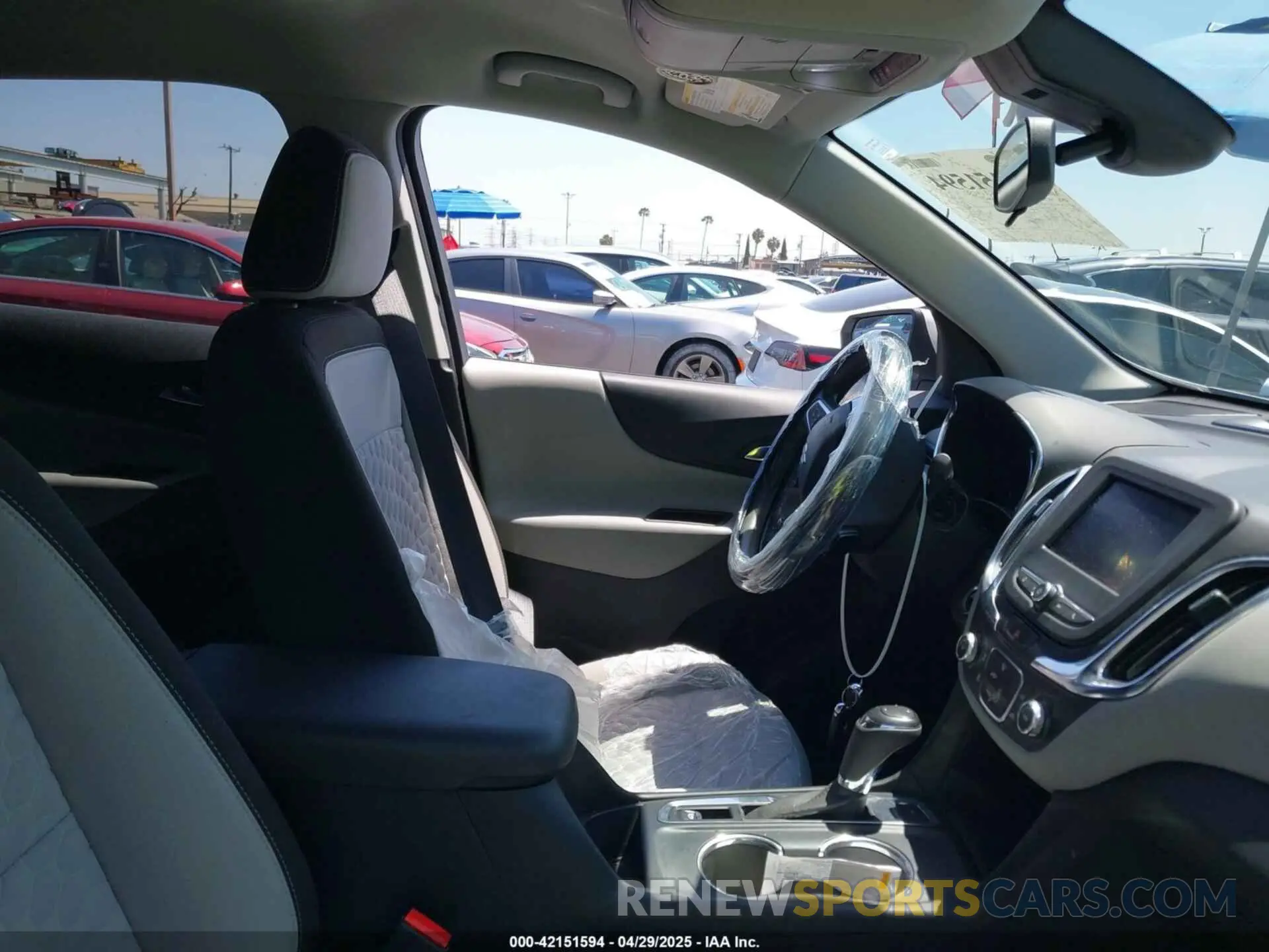 5 Photograph of a damaged car 2GNAXTEV8L6175198 CHEVROLET EQUINOX 2020