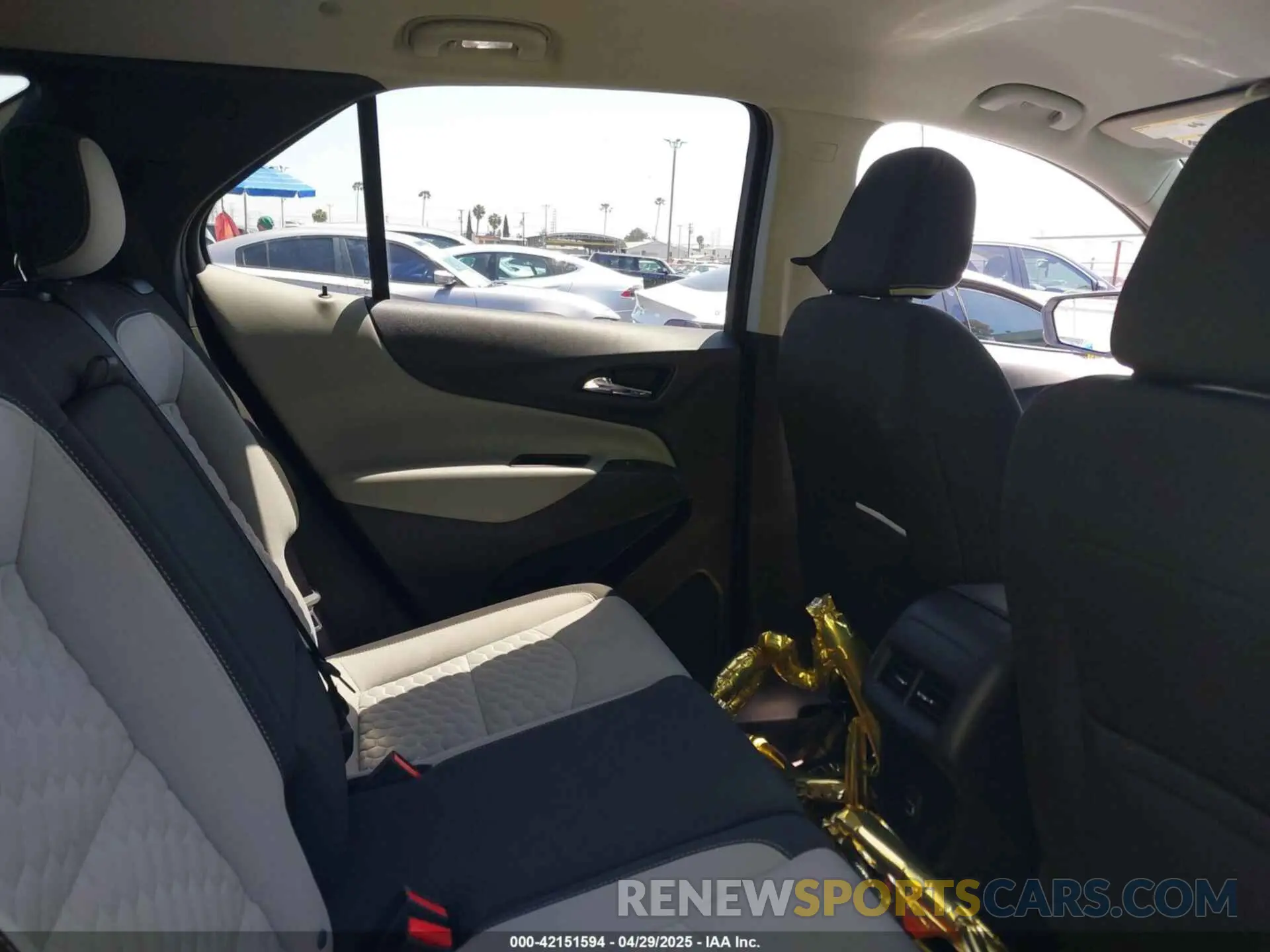 8 Photograph of a damaged car 2GNAXTEV8L6175198 CHEVROLET EQUINOX 2020