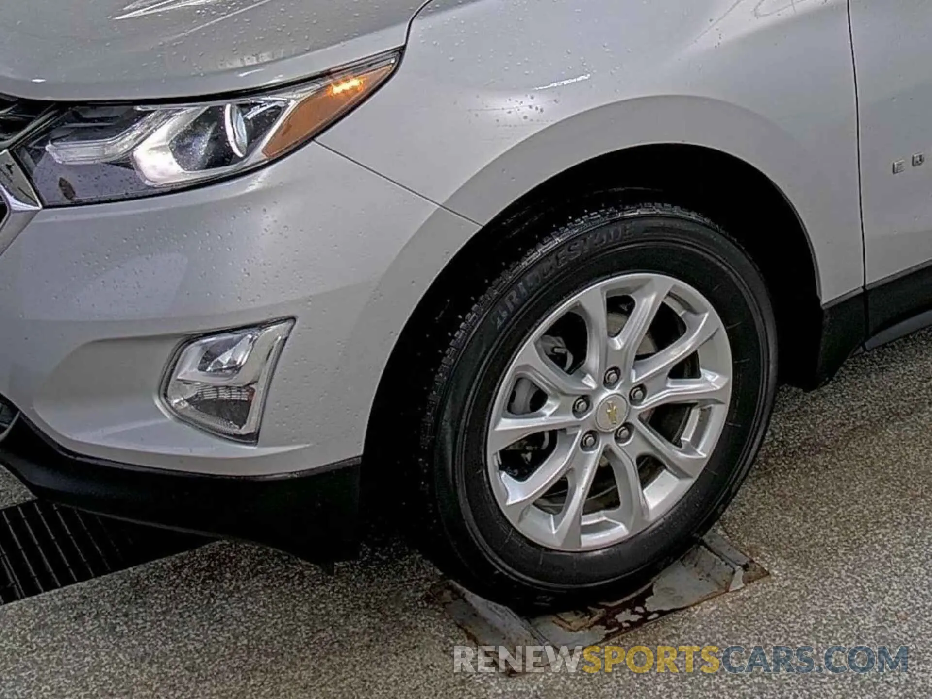 33 Photograph of a damaged car 2GNAXTEV8L6191188 CHEVROLET EQUINOX 2020