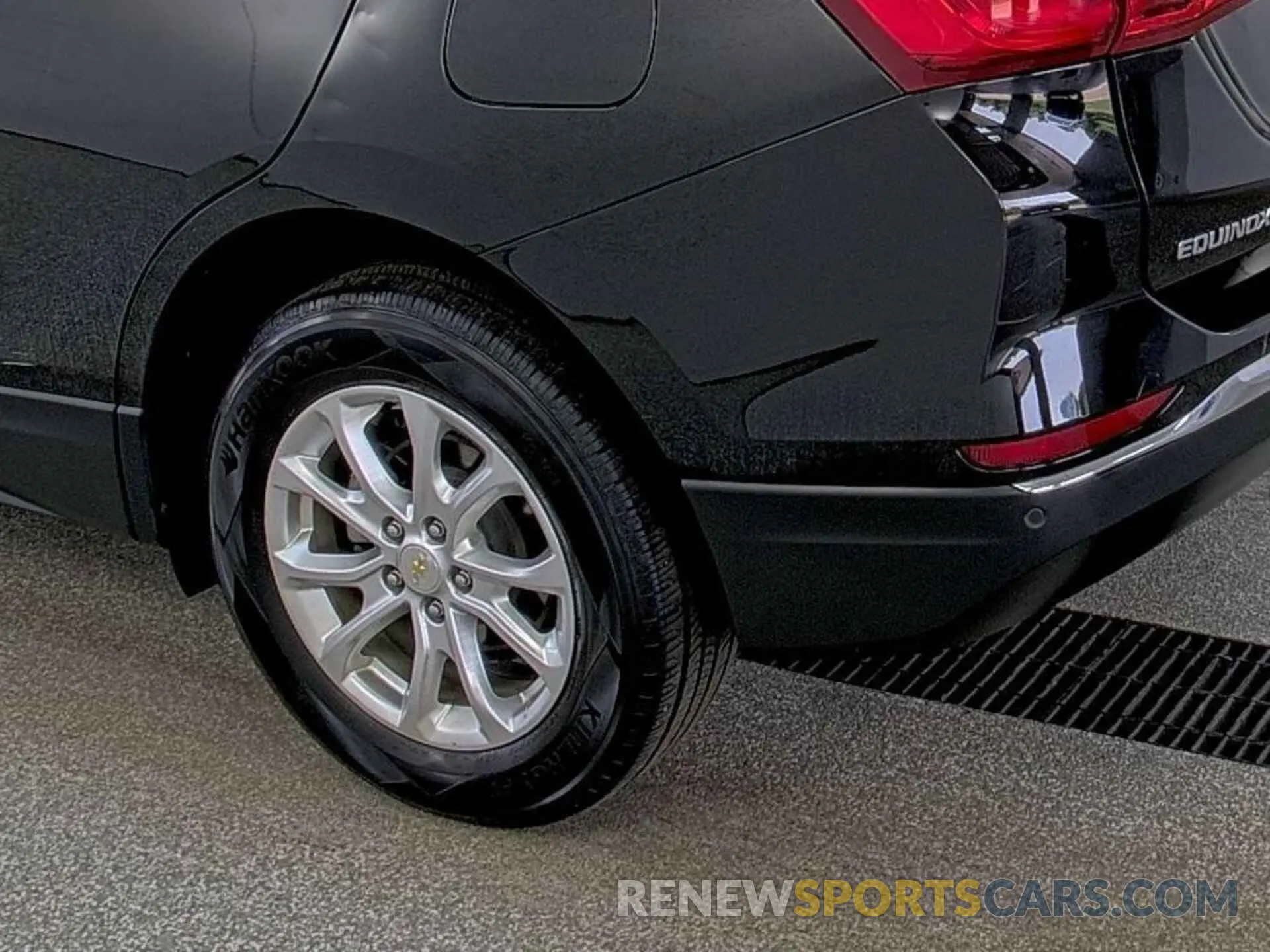 32 Photograph of a damaged car 2GNAXTEV8L6230815 CHEVROLET EQUINOX 2020
