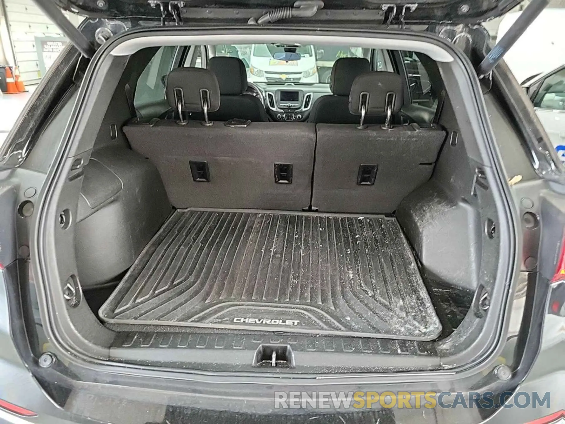 33 Photograph of a damaged car 2GNAXTEV8L6230815 CHEVROLET EQUINOX 2020