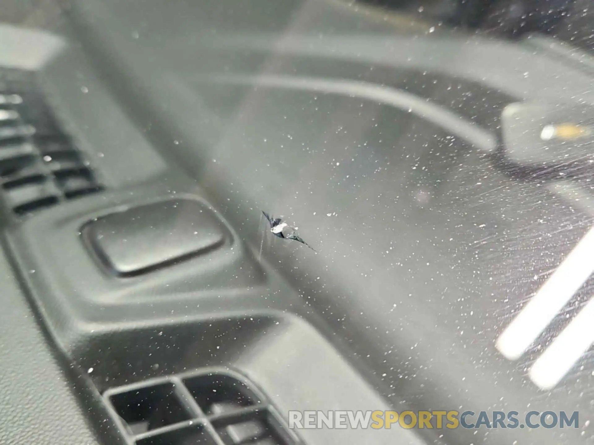 28 Photograph of a damaged car 2GNAXTEV8L6231771 CHEVROLET EQUINOX 2020