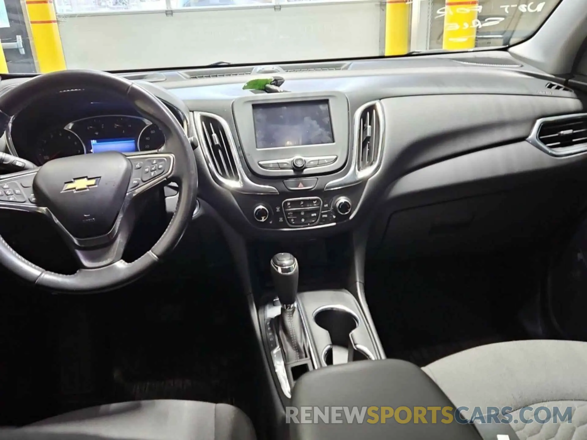 29 Photograph of a damaged car 2GNAXTEV8L6231771 CHEVROLET EQUINOX 2020