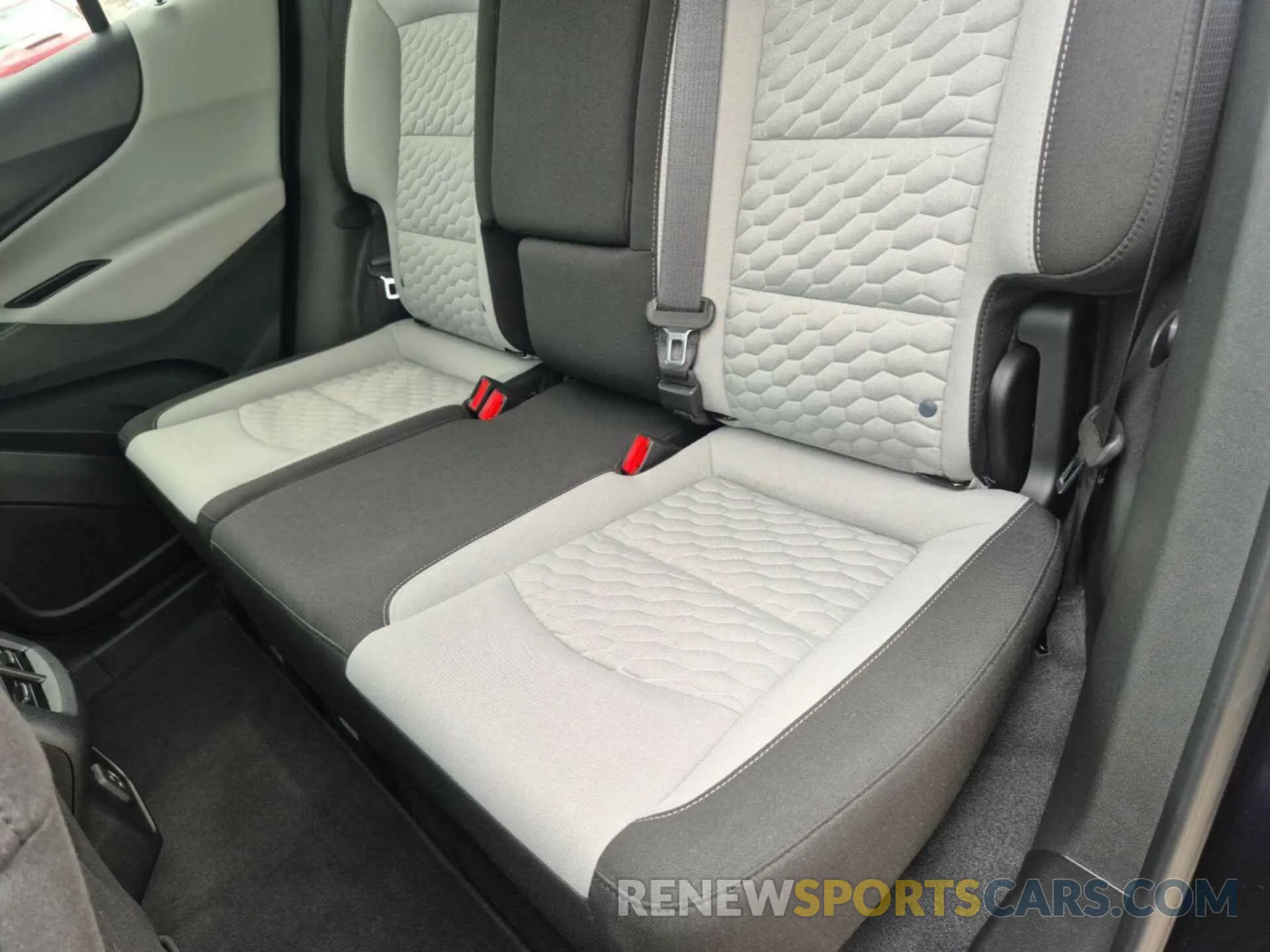 4 Photograph of a damaged car 2GNAXTEV8L6233231 CHEVROLET EQUINOX 2020