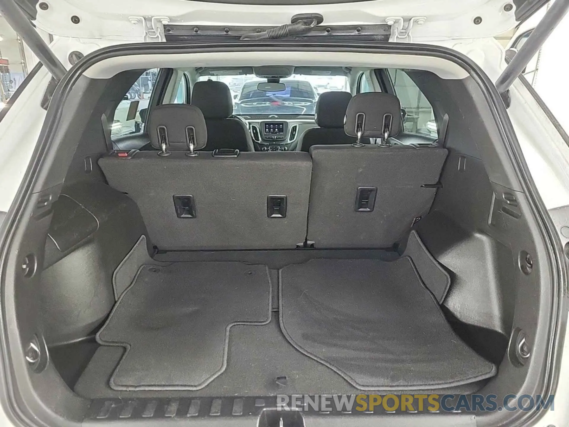 11 Photograph of a damaged car 2GNAXTEV8L6235917 CHEVROLET EQUINOX 2020