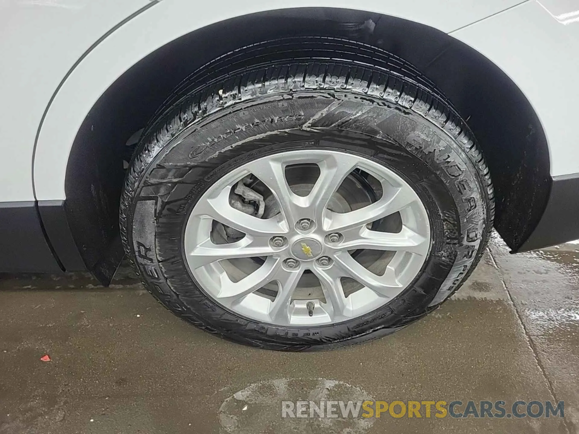 27 Photograph of a damaged car 2GNAXTEV8L6235917 CHEVROLET EQUINOX 2020