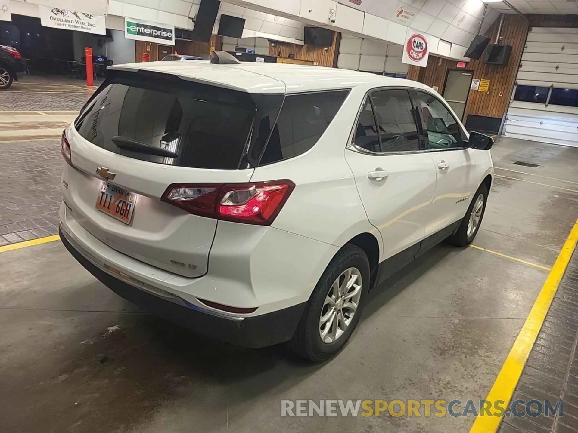28 Photograph of a damaged car 2GNAXTEV8L6235917 CHEVROLET EQUINOX 2020