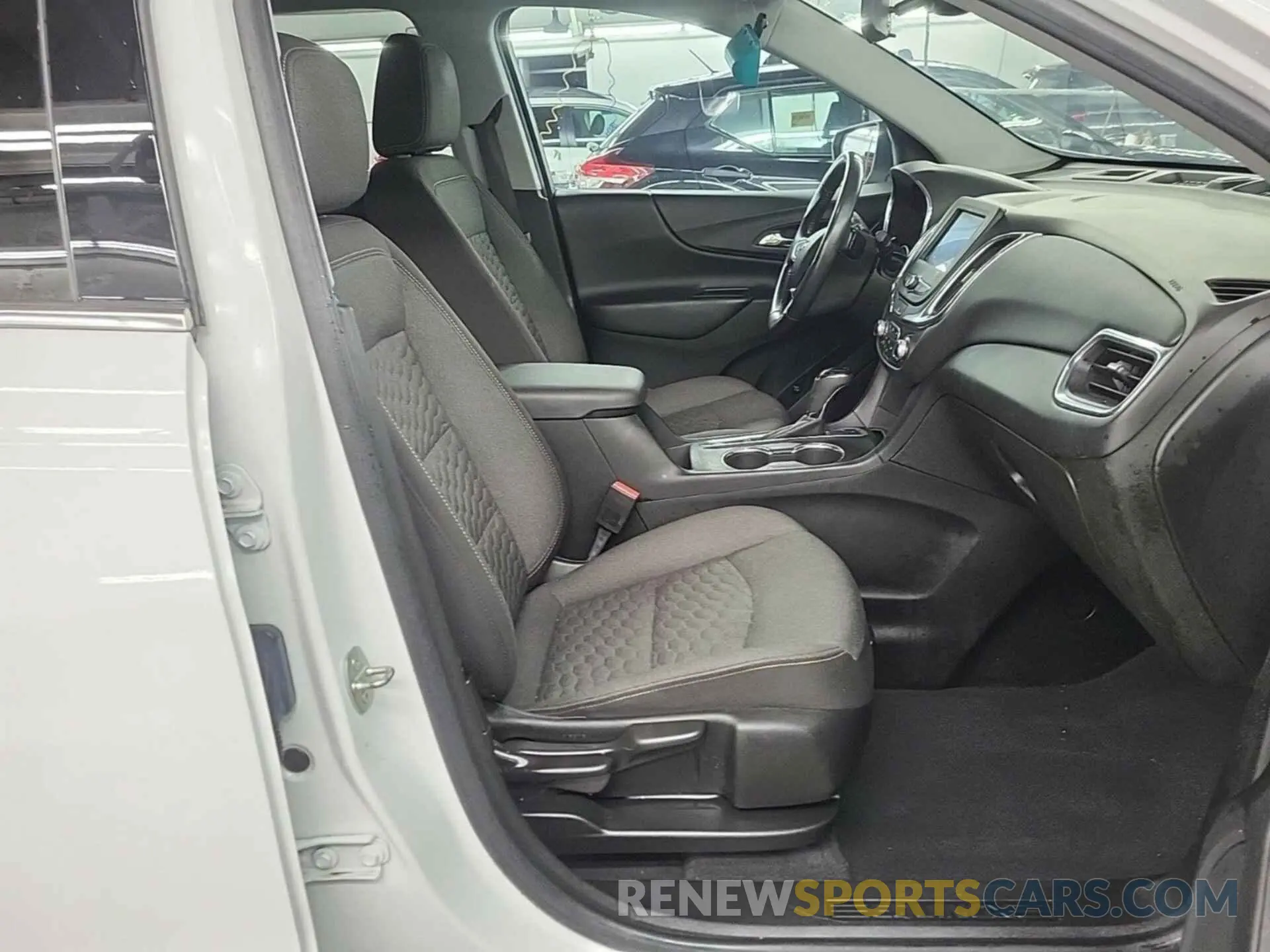 30 Photograph of a damaged car 2GNAXTEV8L6235917 CHEVROLET EQUINOX 2020