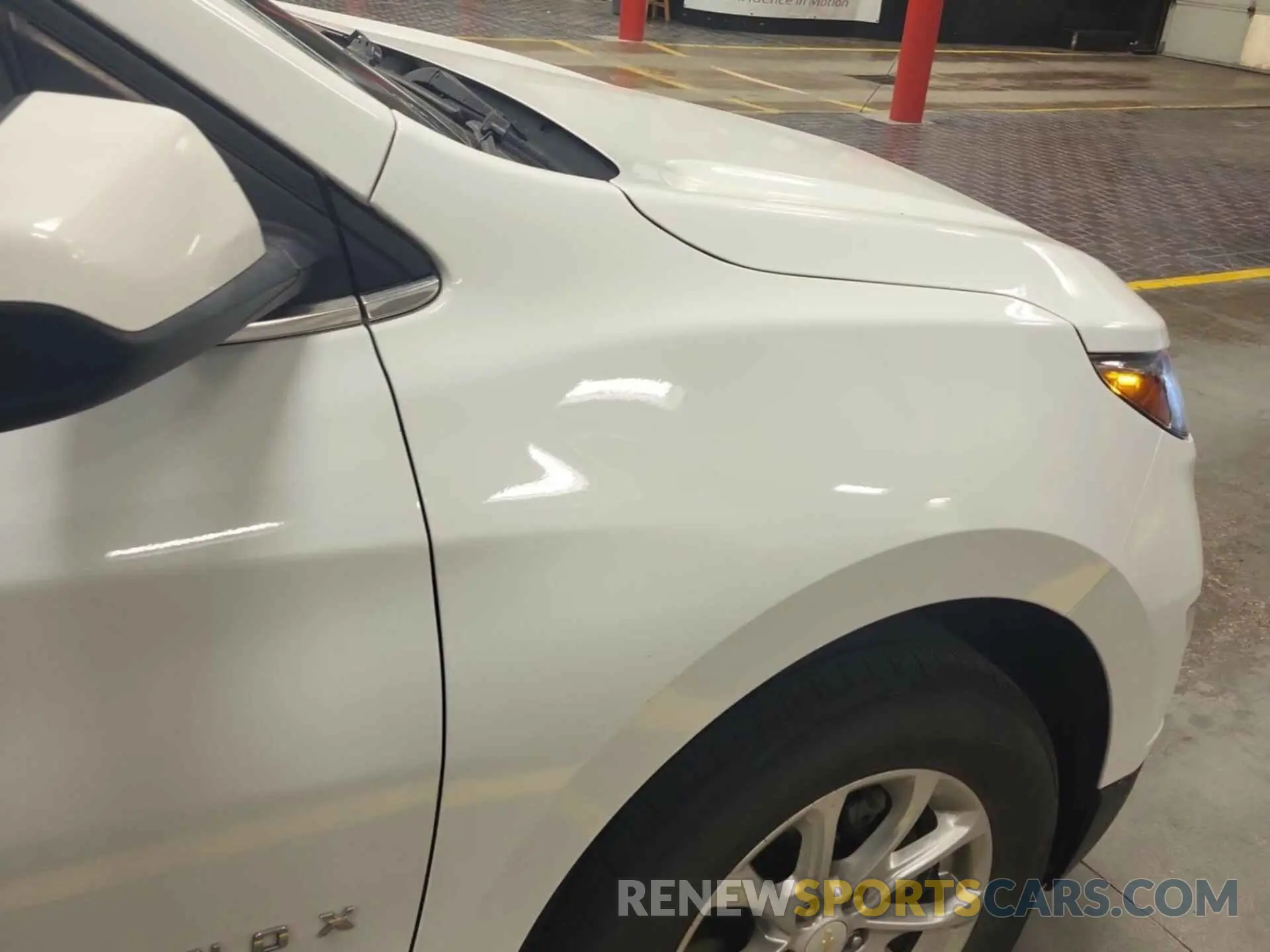 33 Photograph of a damaged car 2GNAXTEV8L6235917 CHEVROLET EQUINOX 2020