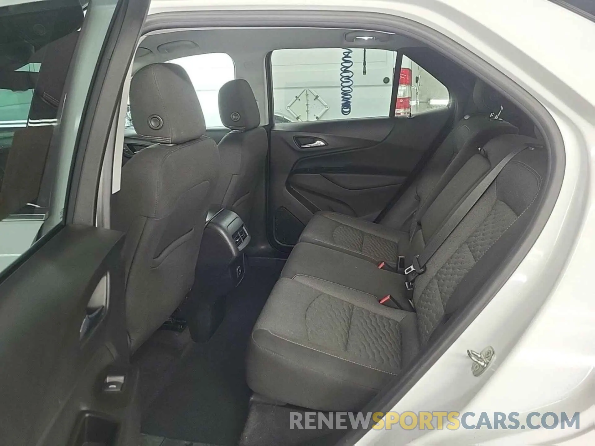 4 Photograph of a damaged car 2GNAXTEV8L6235917 CHEVROLET EQUINOX 2020