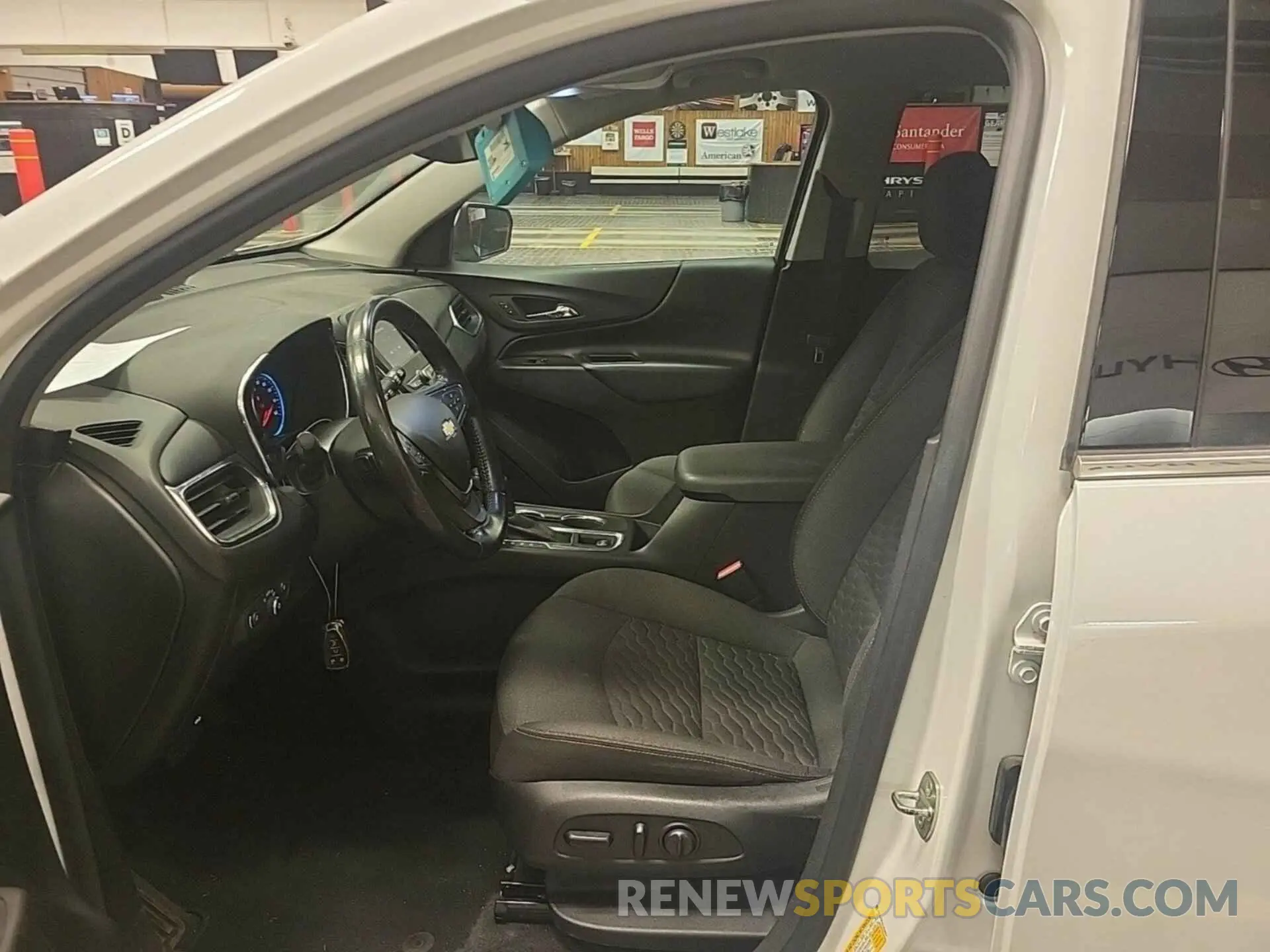 41 Photograph of a damaged car 2GNAXTEV8L6235917 CHEVROLET EQUINOX 2020
