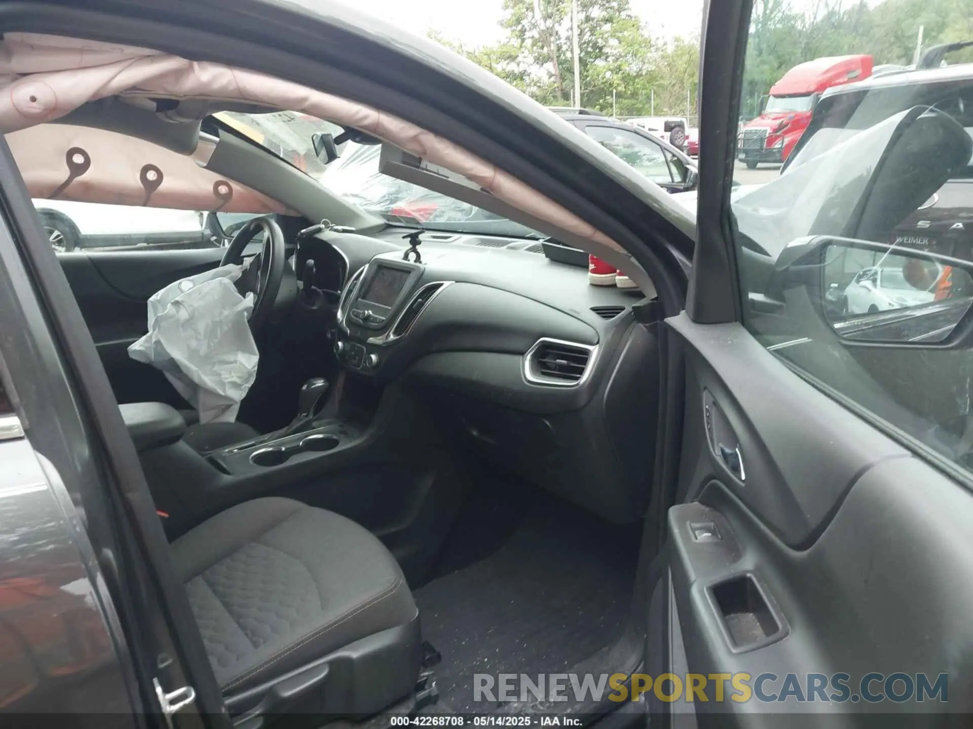 5 Photograph of a damaged car 2GNAXTEV9L6227308 CHEVROLET EQUINOX 2020