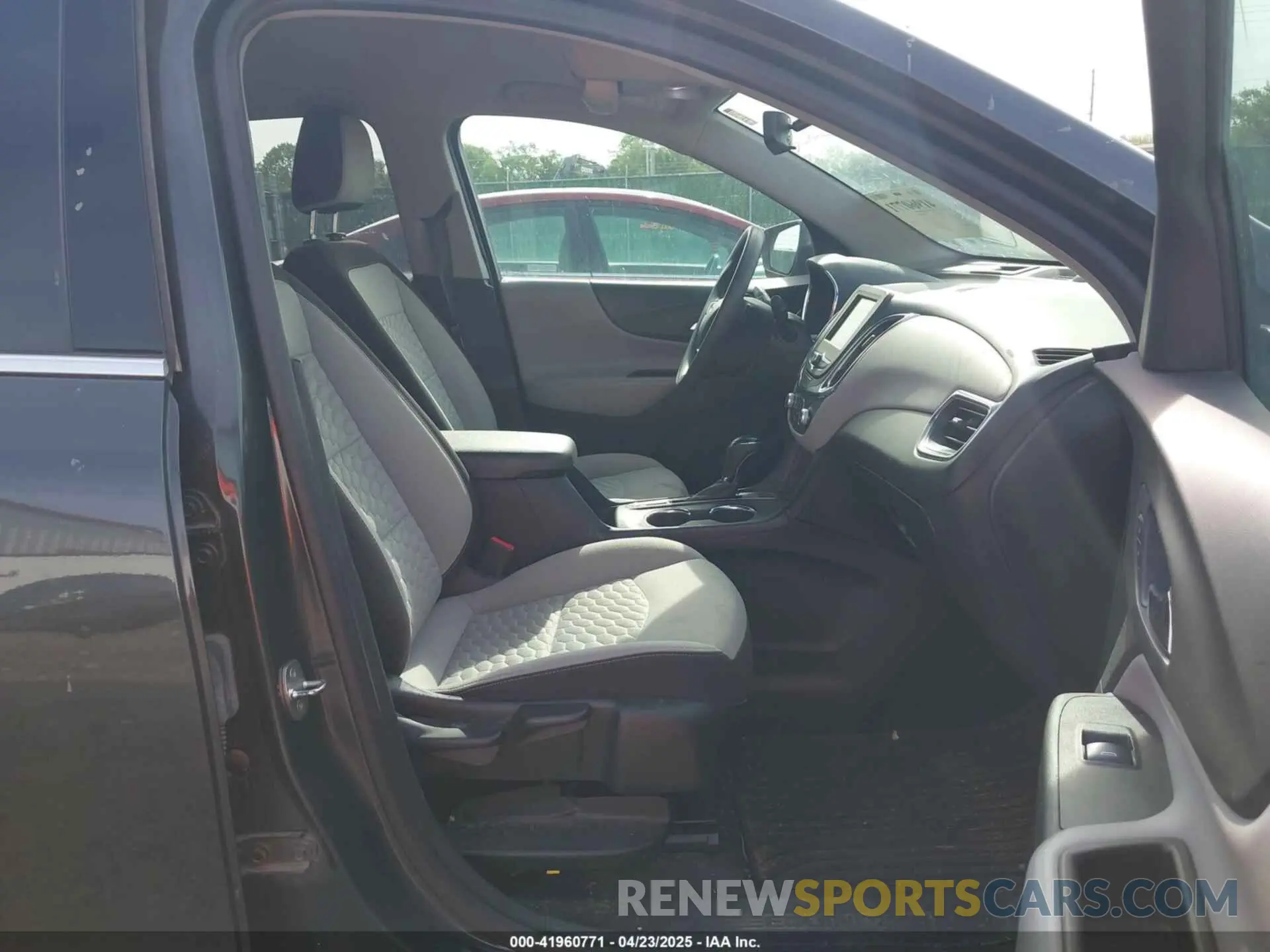 5 Photograph of a damaged car 2GNAXTEV9L6258249 CHEVROLET EQUINOX 2020