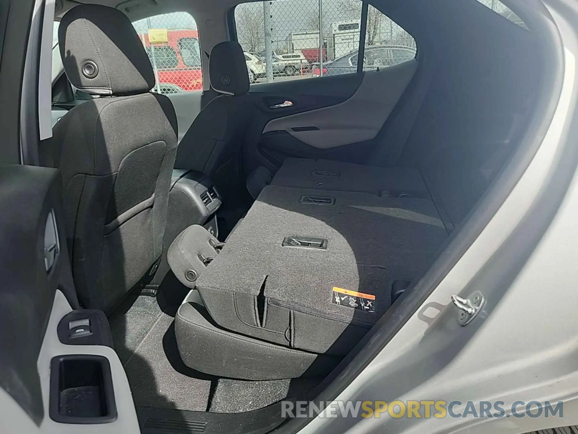 18 Photograph of a damaged car 2GNAXTEVXL6234669 CHEVROLET EQUINOX 2020