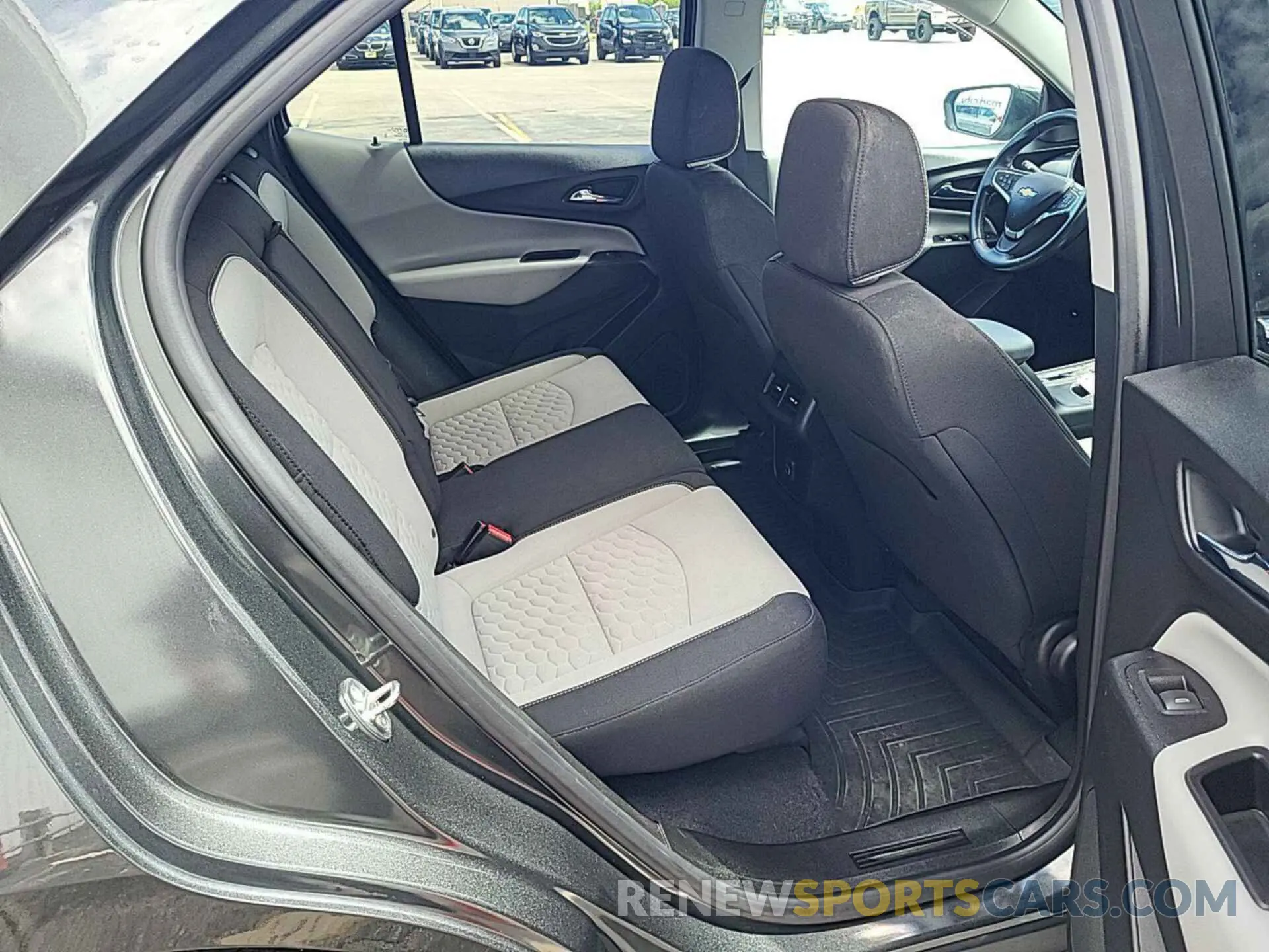 18 Photograph of a damaged car 2GNAXTEVXL6235532 CHEVROLET EQUINOX 2020