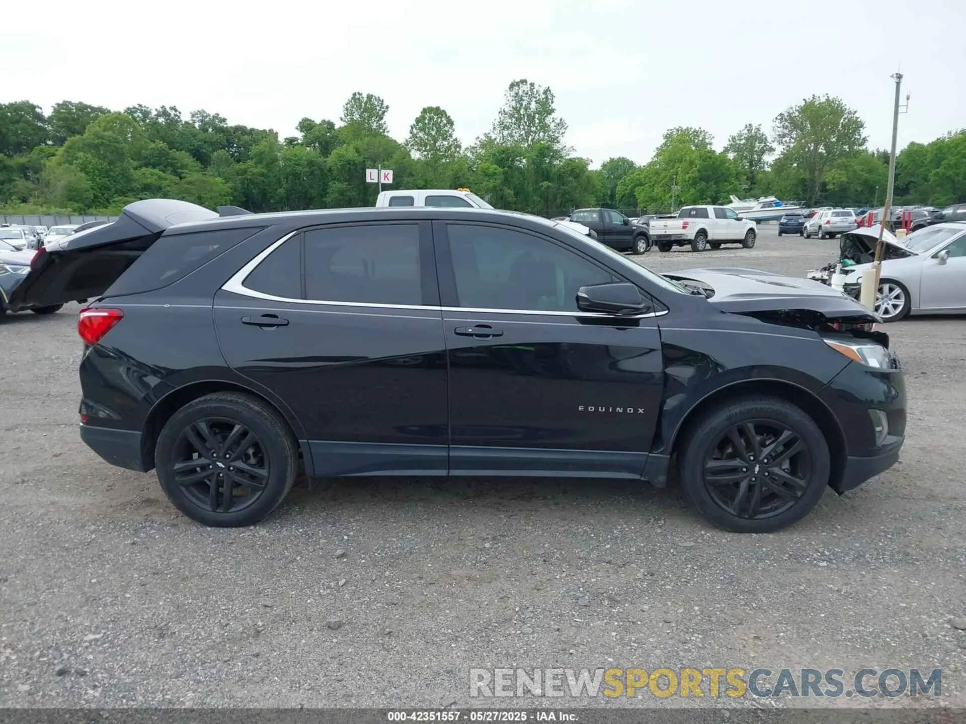 13 Photograph of a damaged car 2GNAXUEV0L6107063 CHEVROLET EQUINOX 2020