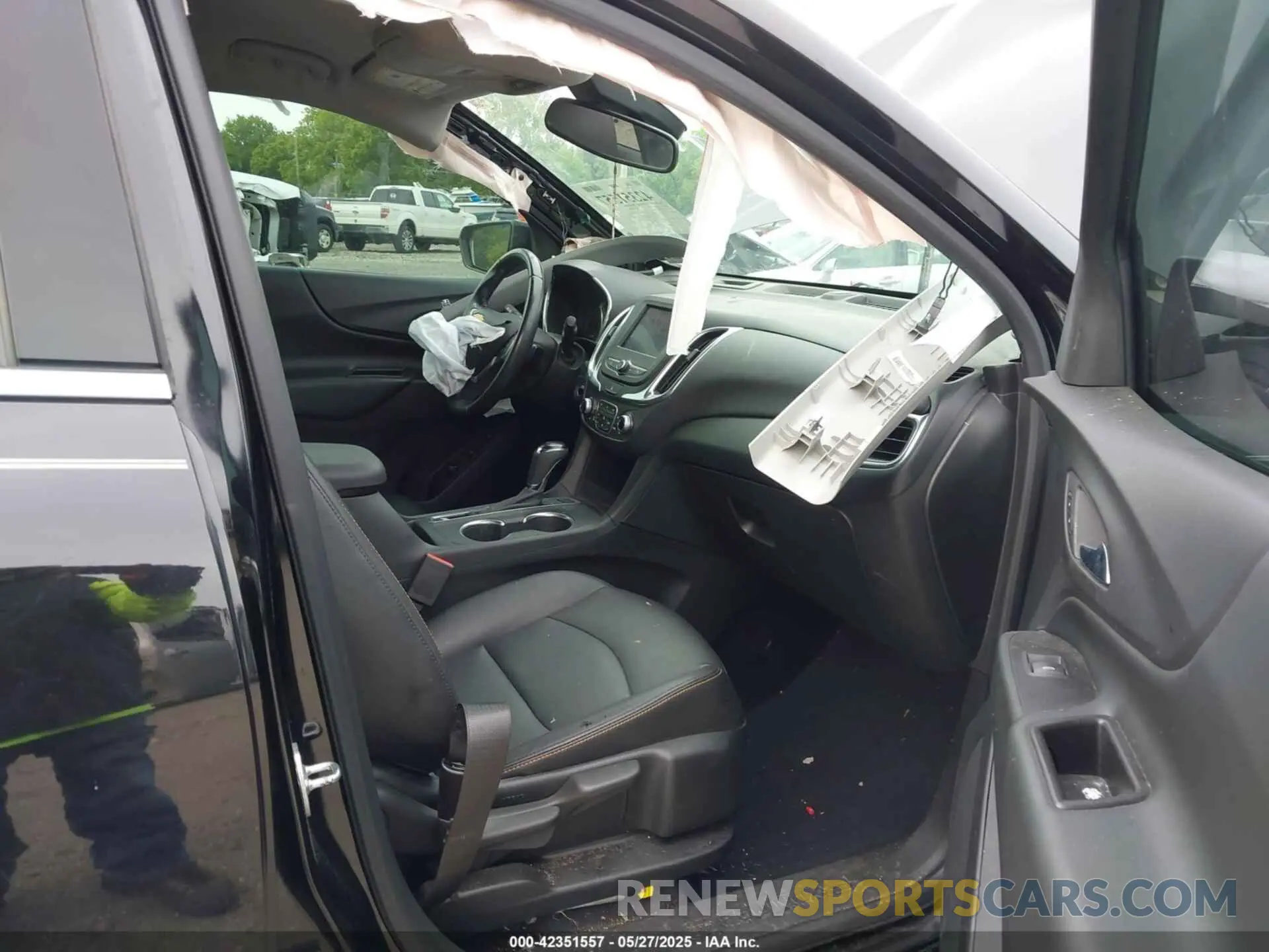 5 Photograph of a damaged car 2GNAXUEV0L6107063 CHEVROLET EQUINOX 2020