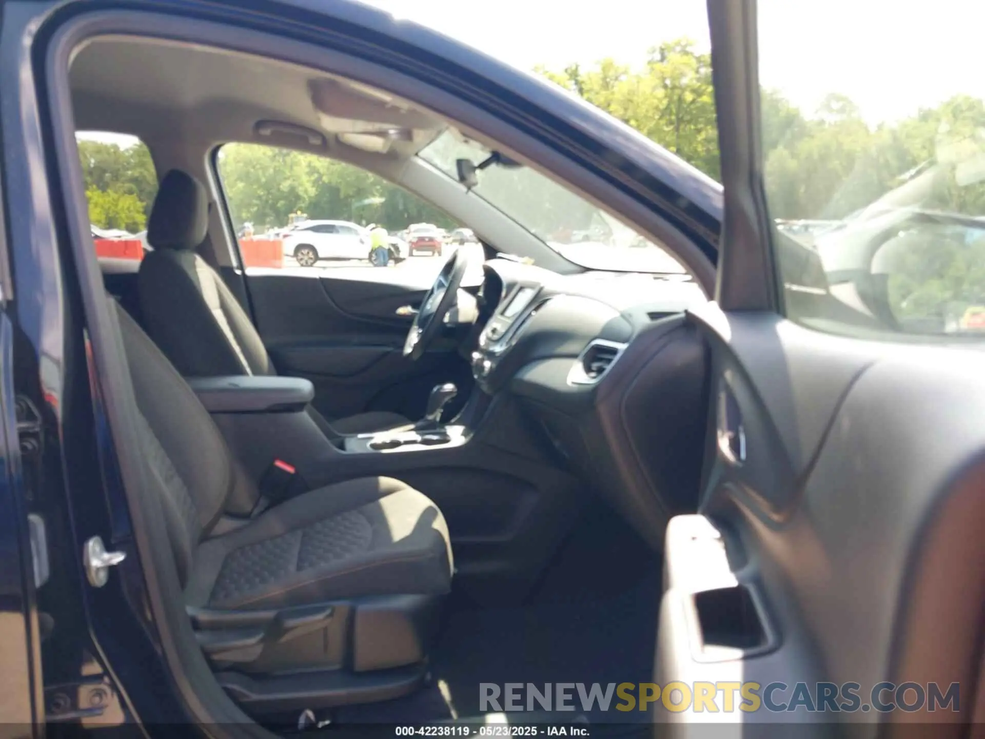 5 Photograph of a damaged car 2GNAXUEV0L6158675 CHEVROLET EQUINOX 2020
