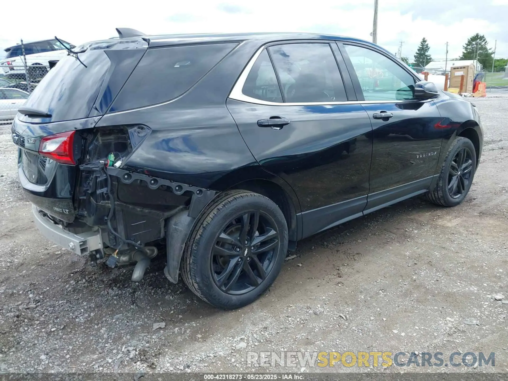4 Photograph of a damaged car 2GNAXUEV1L6108335 CHEVROLET EQUINOX 2020