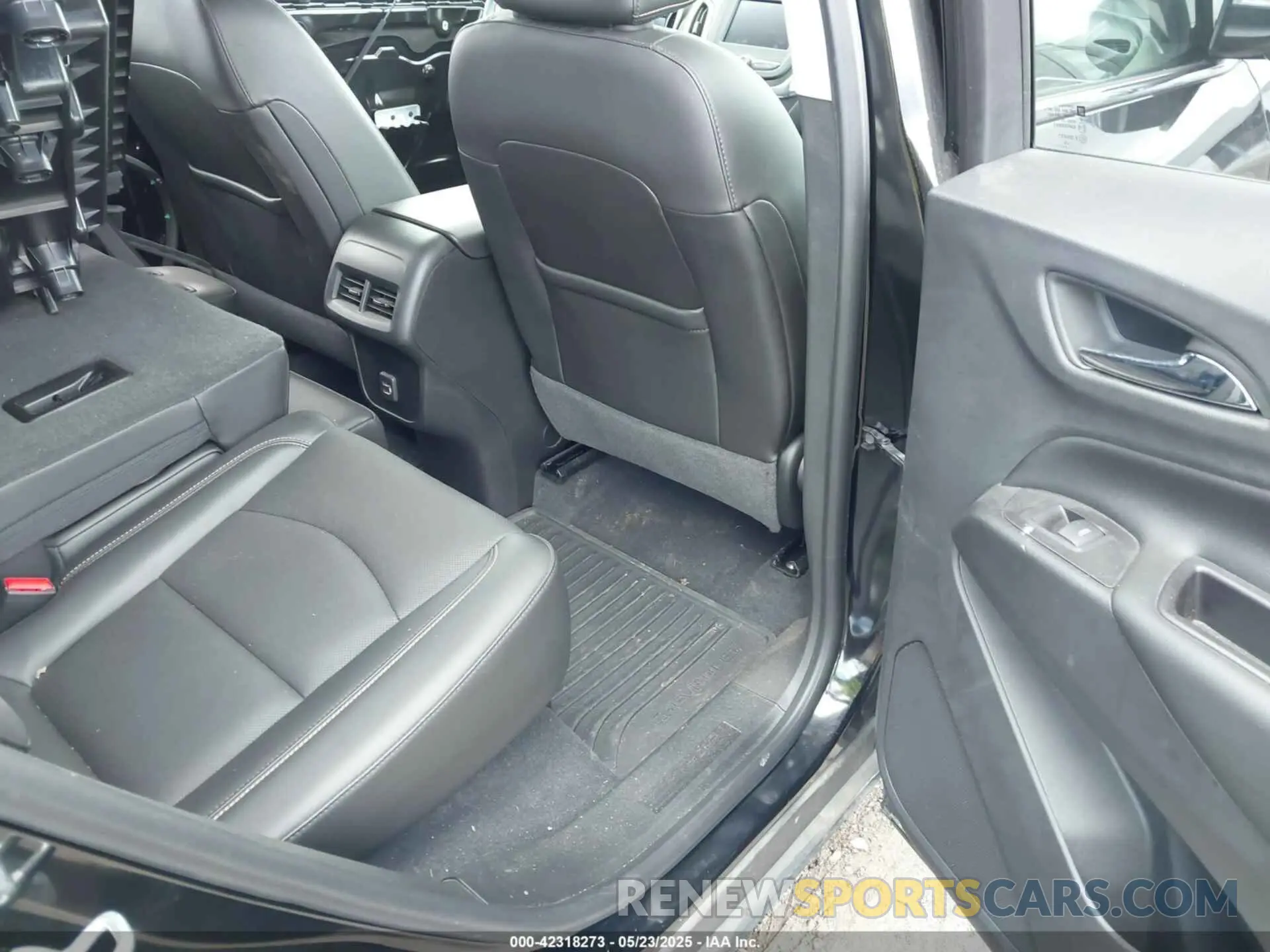 8 Photograph of a damaged car 2GNAXUEV1L6108335 CHEVROLET EQUINOX 2020