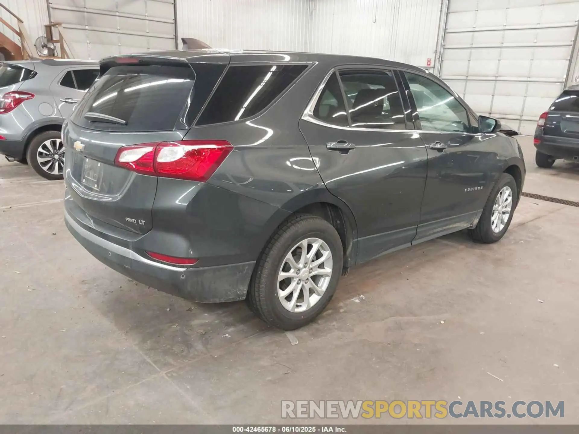4 Photograph of a damaged car 2GNAXUEV1L6129802 CHEVROLET EQUINOX 2020