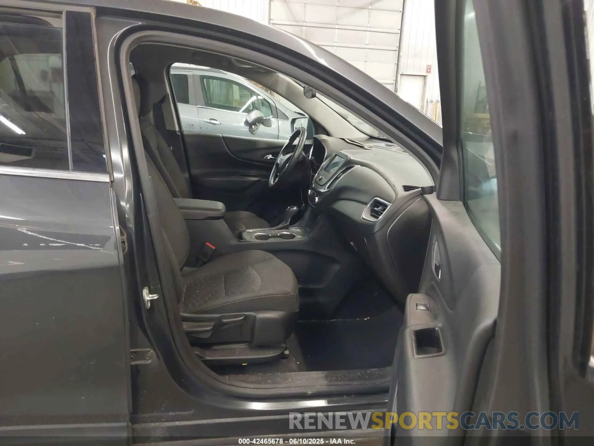5 Photograph of a damaged car 2GNAXUEV1L6129802 CHEVROLET EQUINOX 2020