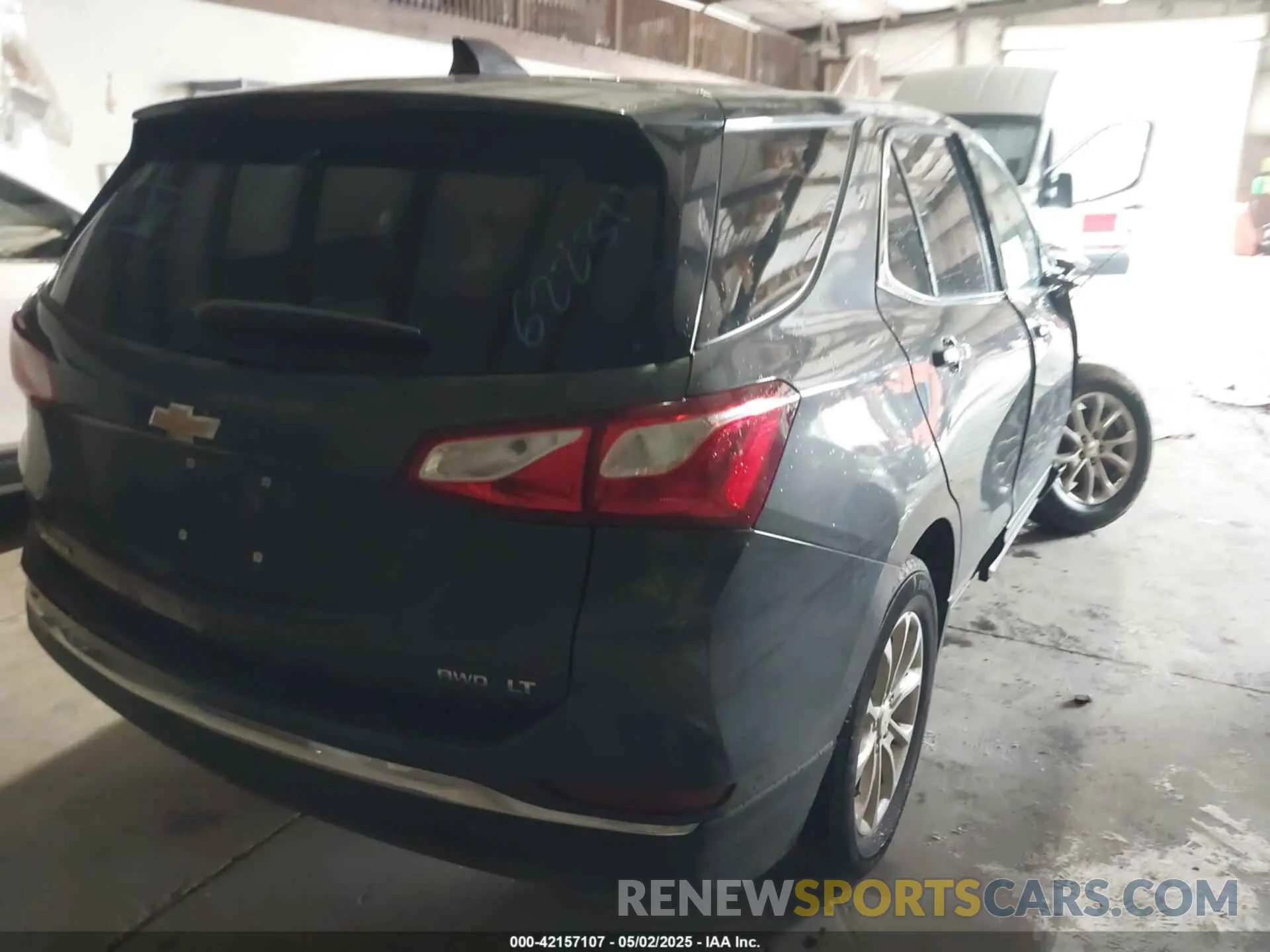 4 Photograph of a damaged car 2GNAXUEV1L6227311 CHEVROLET EQUINOX 2020