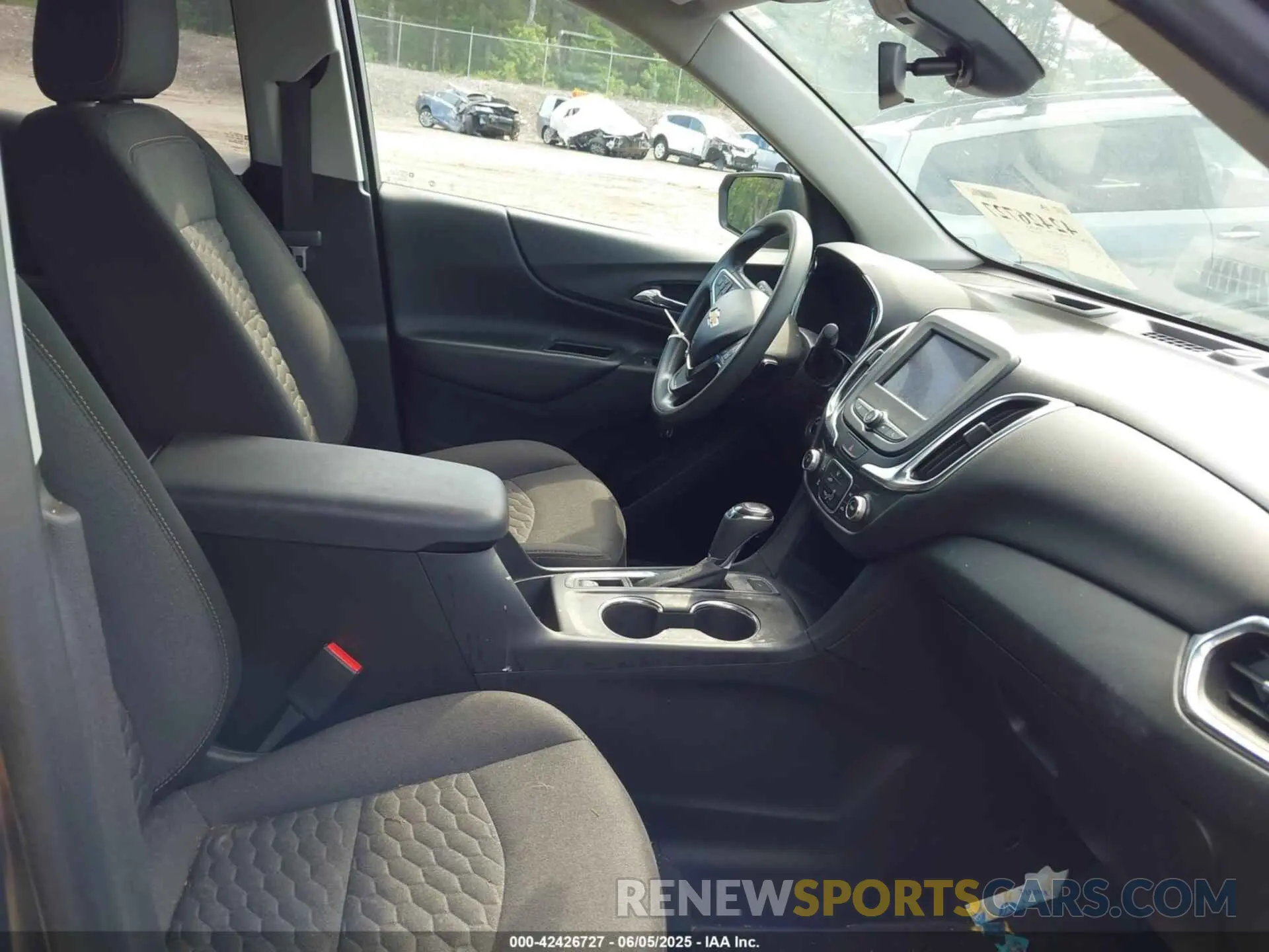 5 Photograph of a damaged car 2GNAXUEV1L6244691 CHEVROLET EQUINOX 2020