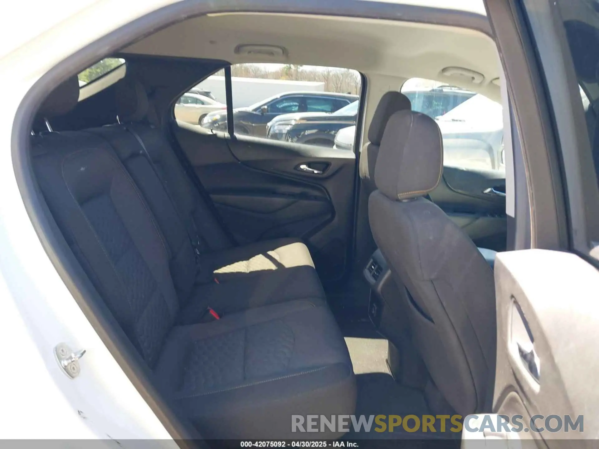 8 Photograph of a damaged car 2GNAXUEV2L6105704 CHEVROLET EQUINOX 2020