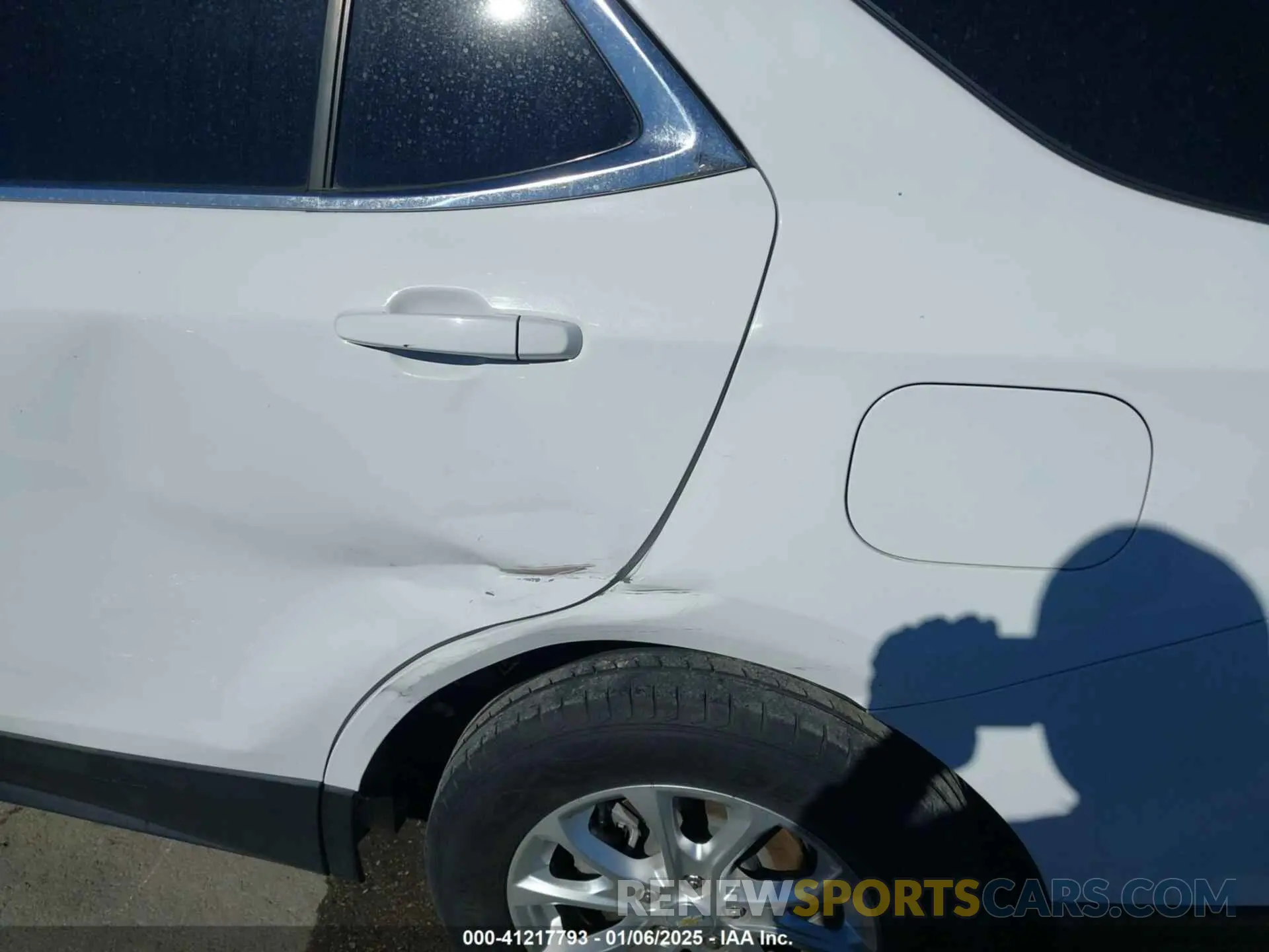 17 Photograph of a damaged car 2GNAXUEV2L6208430 CHEVROLET EQUINOX 2020