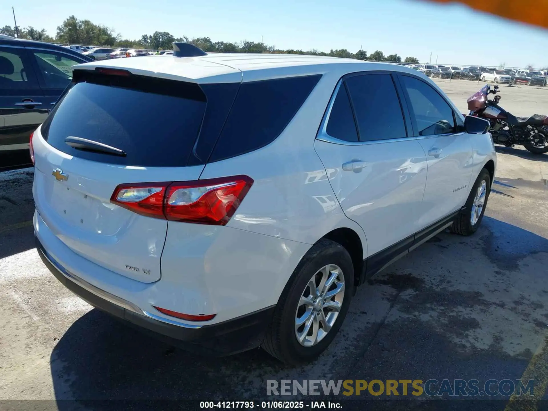 4 Photograph of a damaged car 2GNAXUEV2L6208430 CHEVROLET EQUINOX 2020